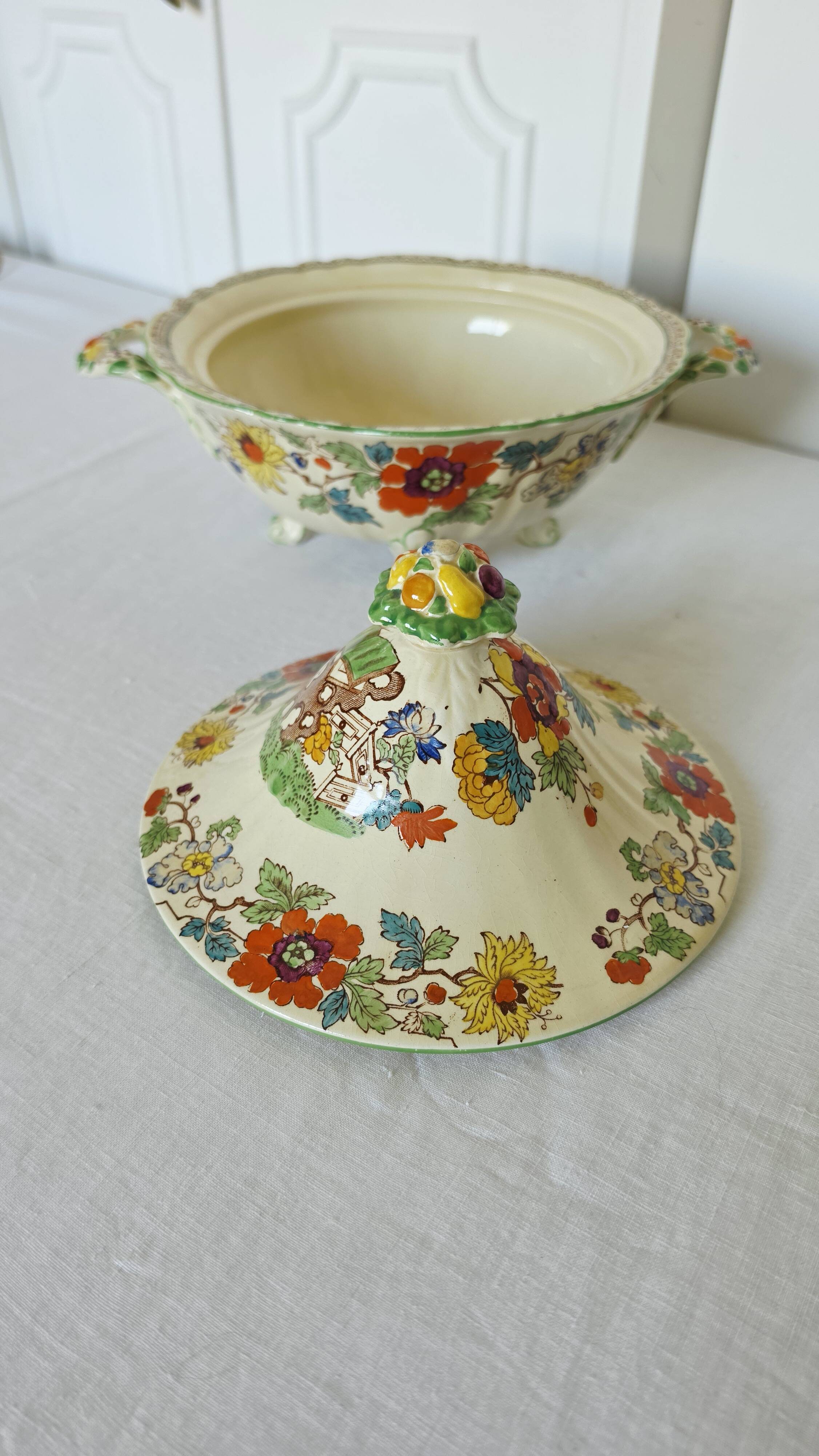 Antique soup tureen on feet from the prestigious English manufacturer Mason's,