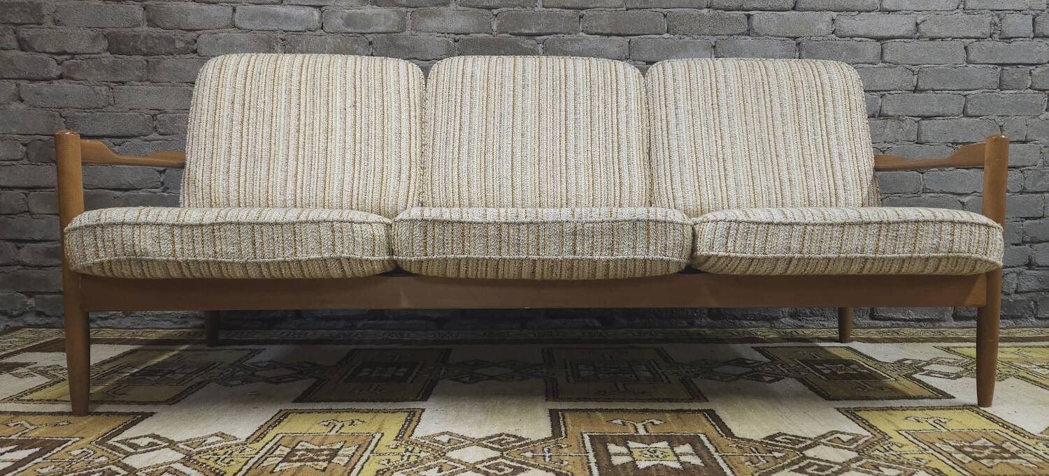 Scandinavian 3-seater canapé in boucle fabric from the 1960s.