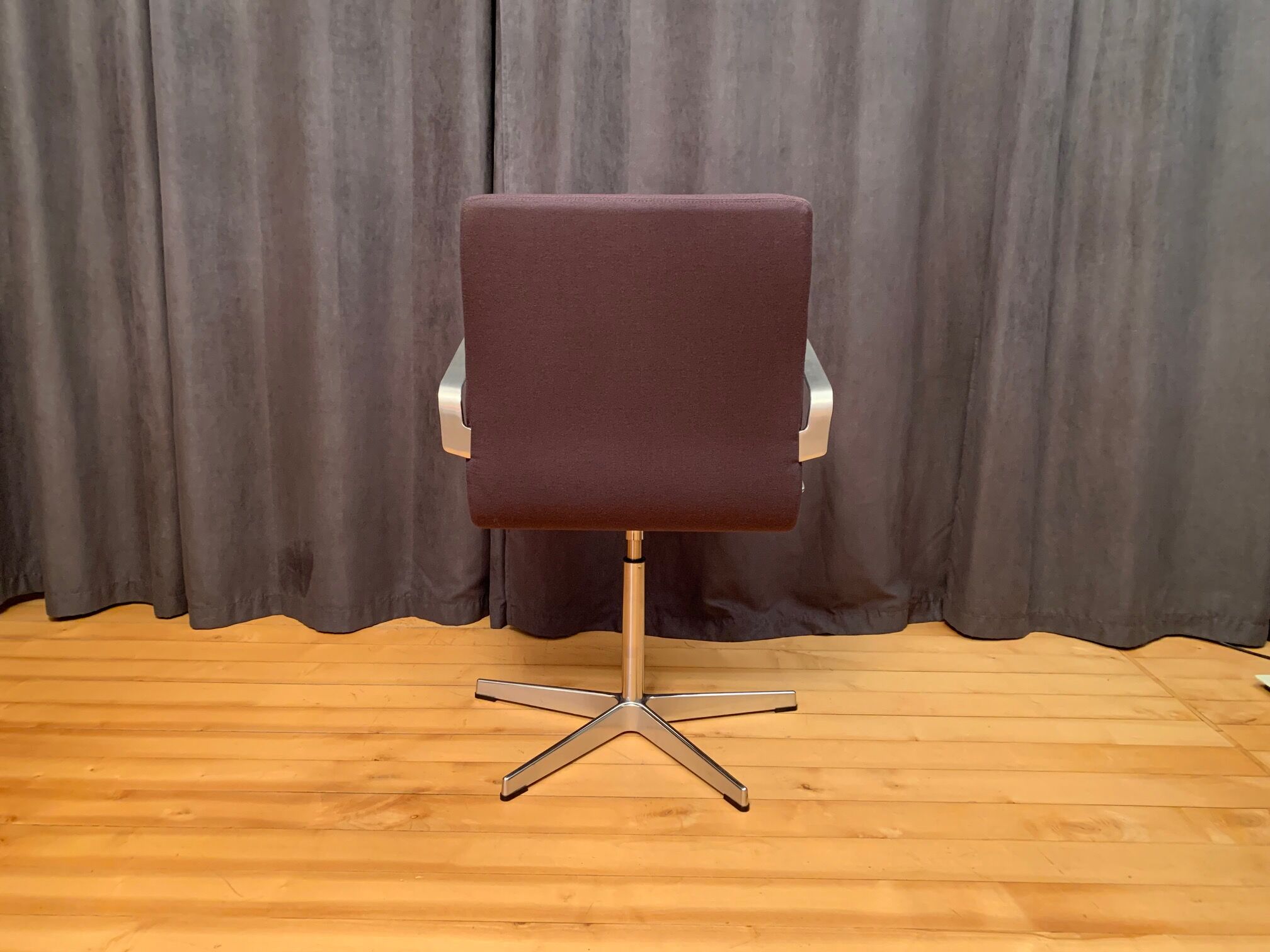 Oxford armchair by Arne Jacobsen, Fritz Hansen, Denmark.