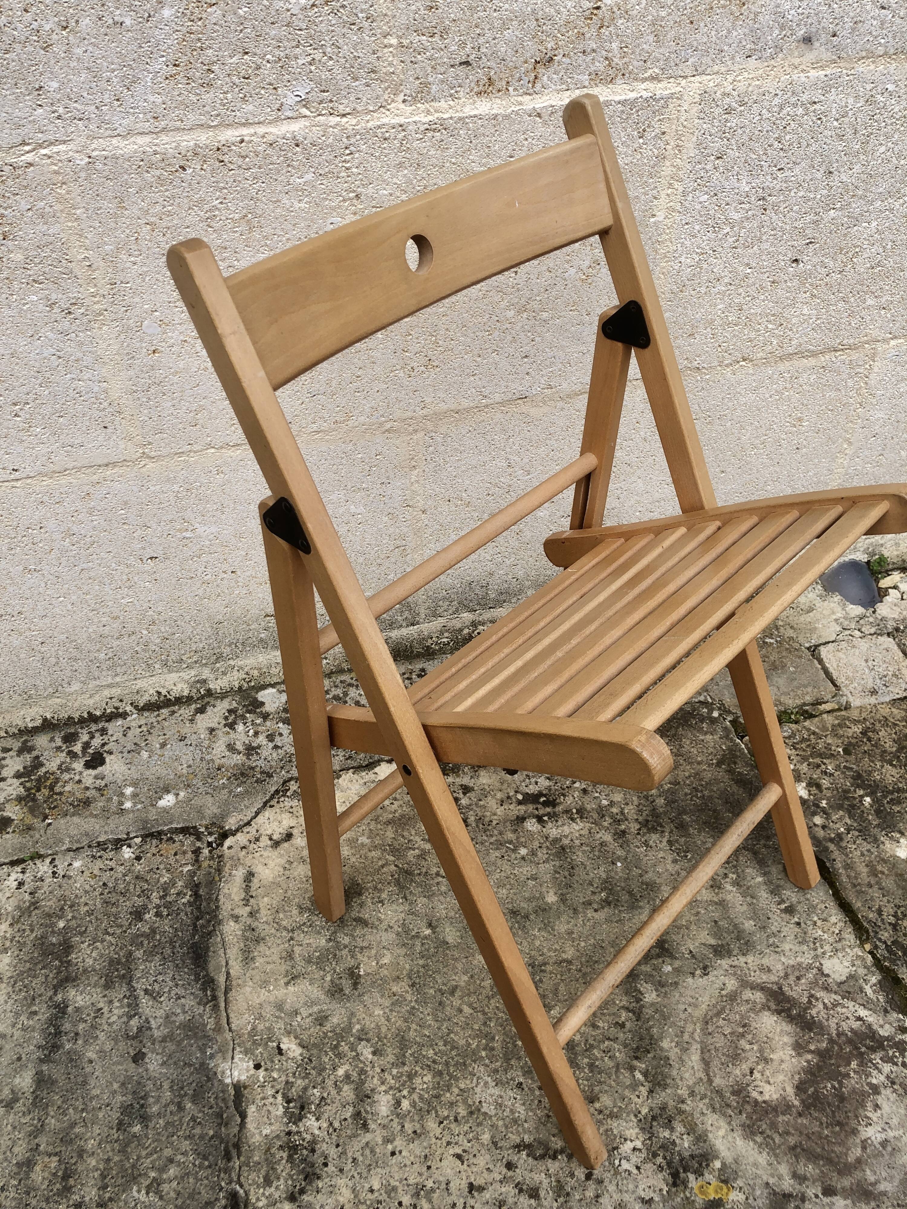 Chaise pliante en bois couleur miel