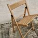 Chaise pliante en bois couleur miel
