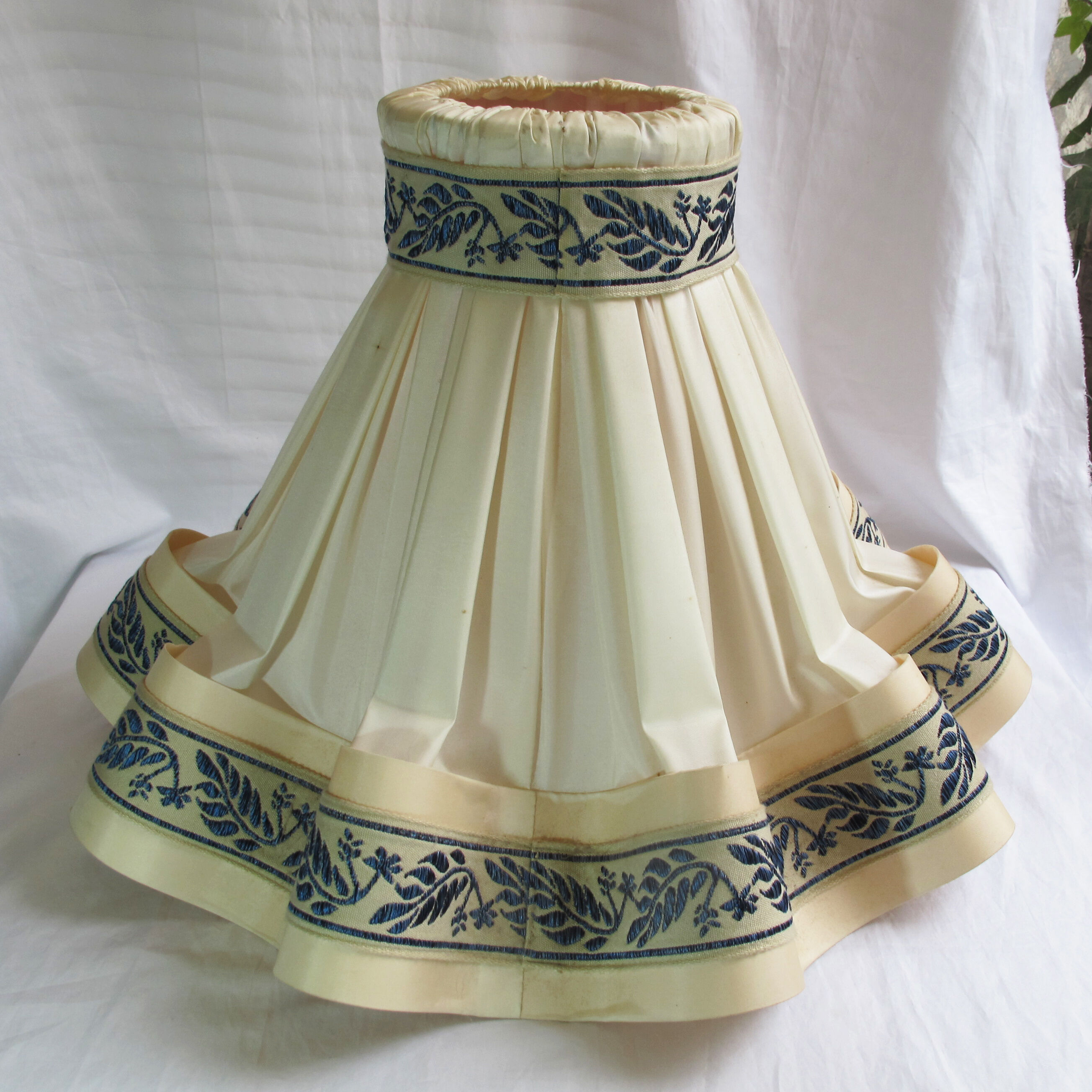 Lampshade in fabric and embroidery