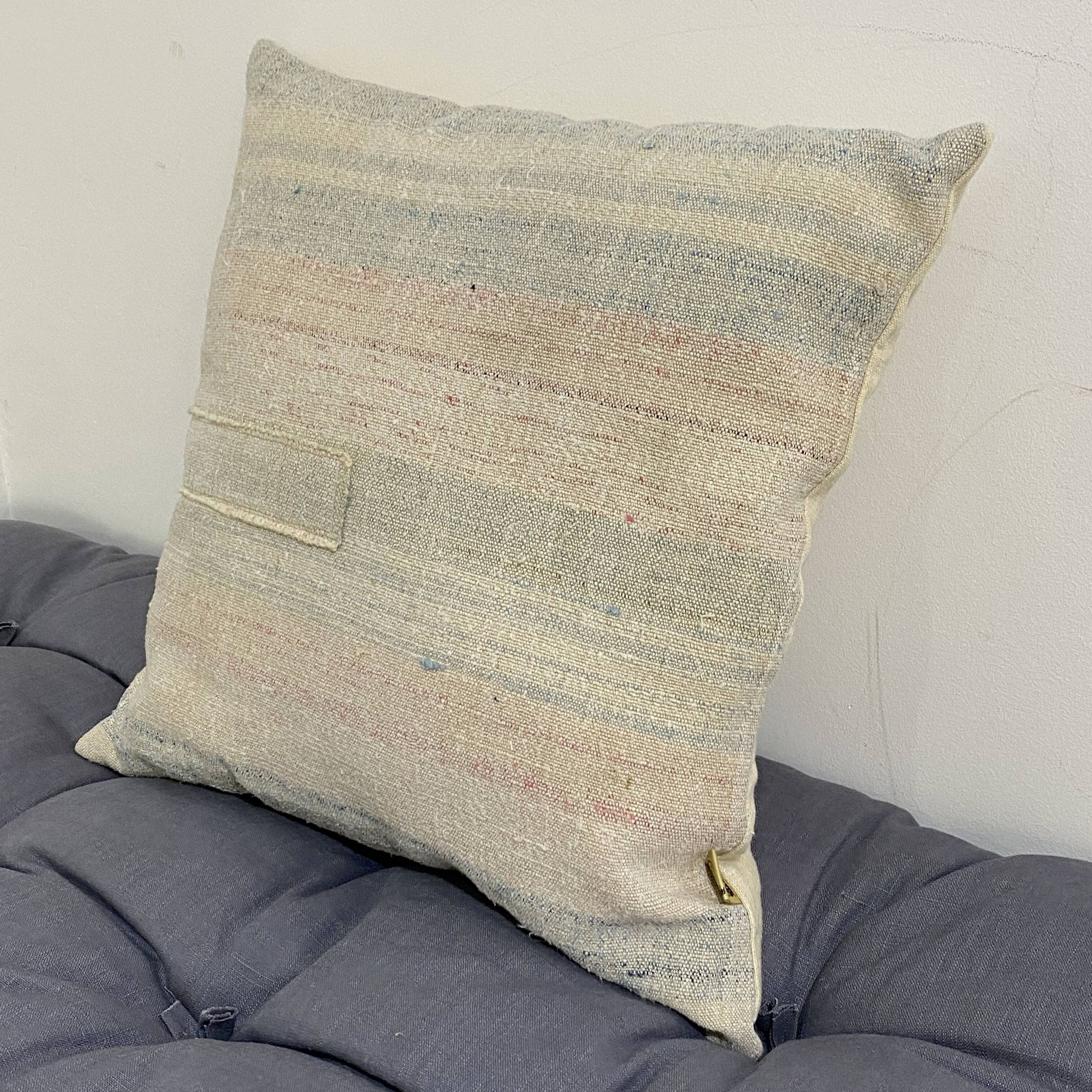 Coussin artisanal en toile ancienne style Kilim