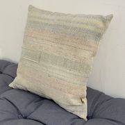 Coussin artisanal en toile ancienne style Kilim