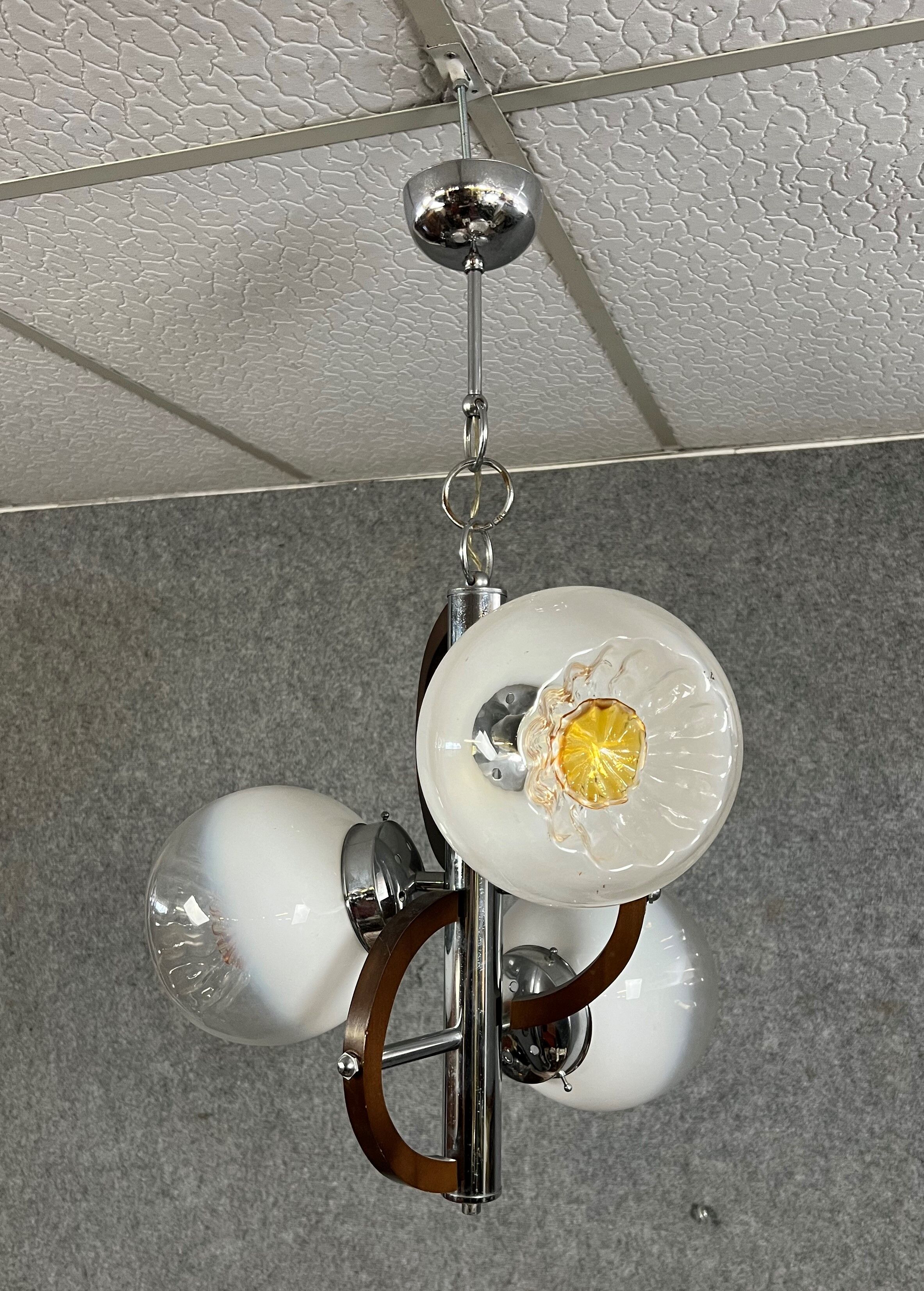 Vintage chandelier in chromed metal and wood with 3 Murano glass globes