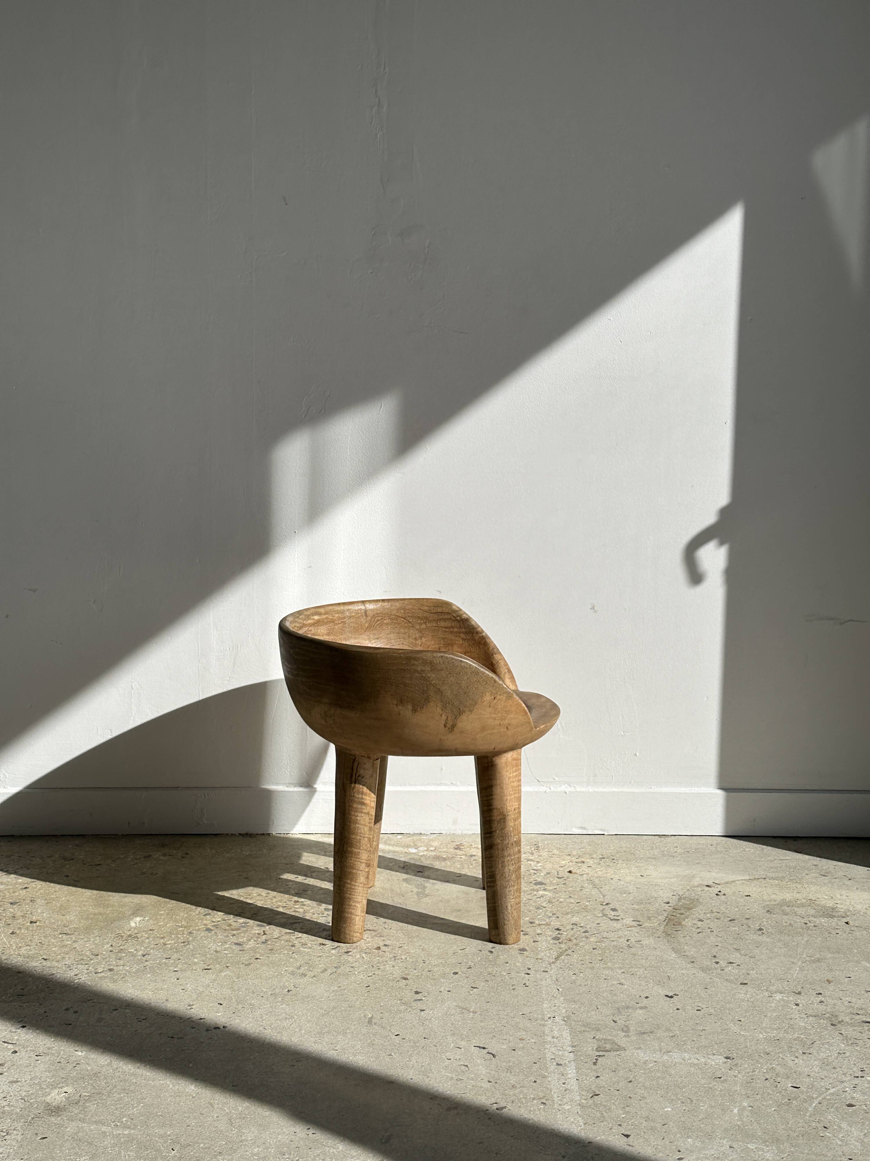 Quadripod chair with round seat and small back in natural monoxyl mango wood