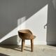 Chaise quadripode assise ronde à petit dossier en manguier naturel monoxyle