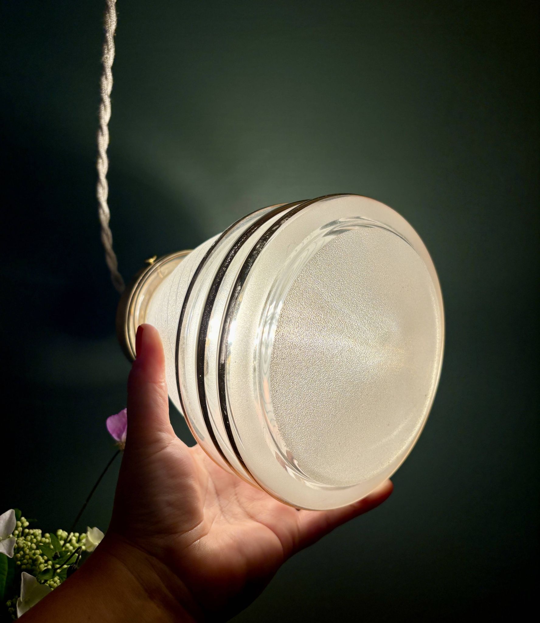 Suspension globe antique Art Deco in frosted white and gold glass.