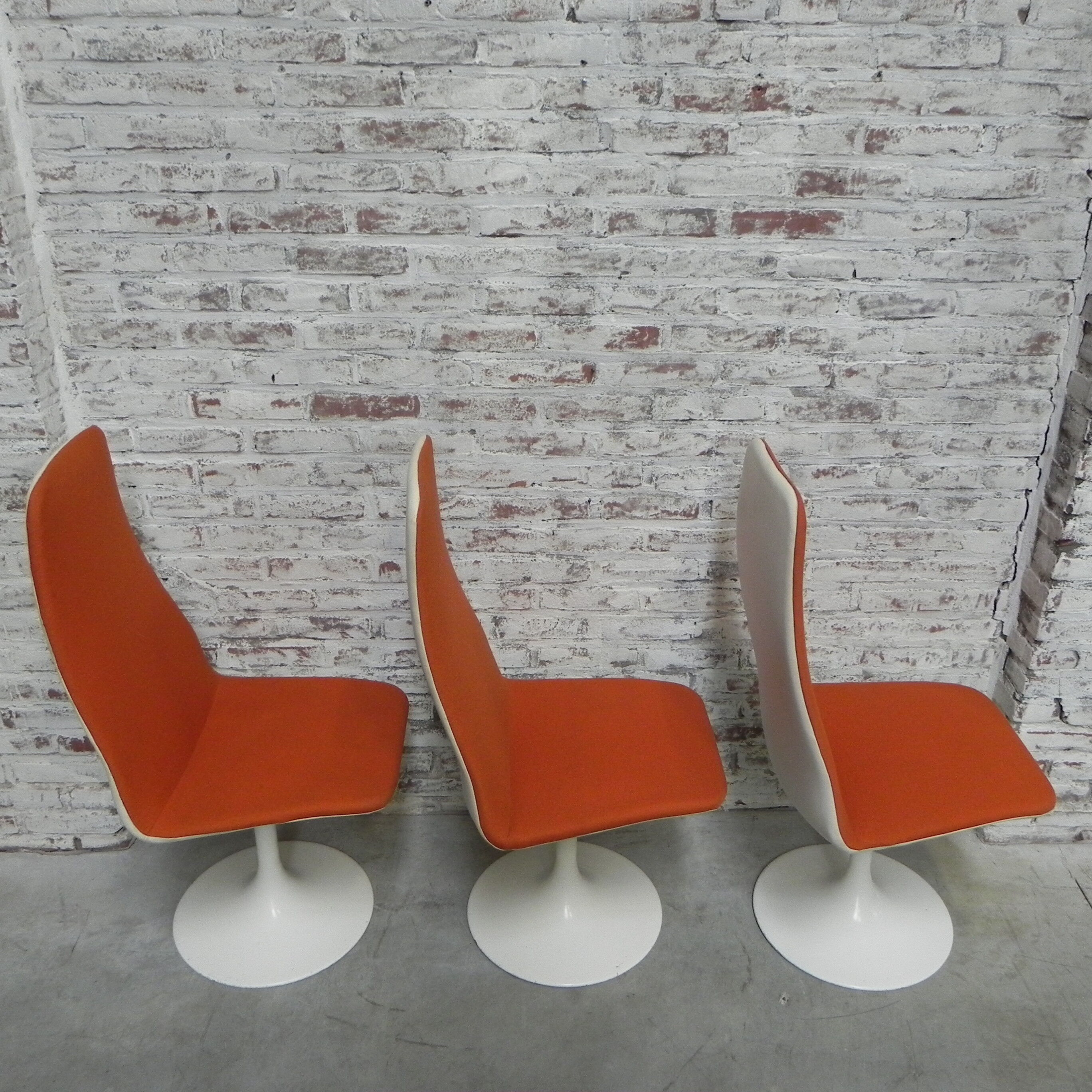 3 Vintage swivel tulip chairs