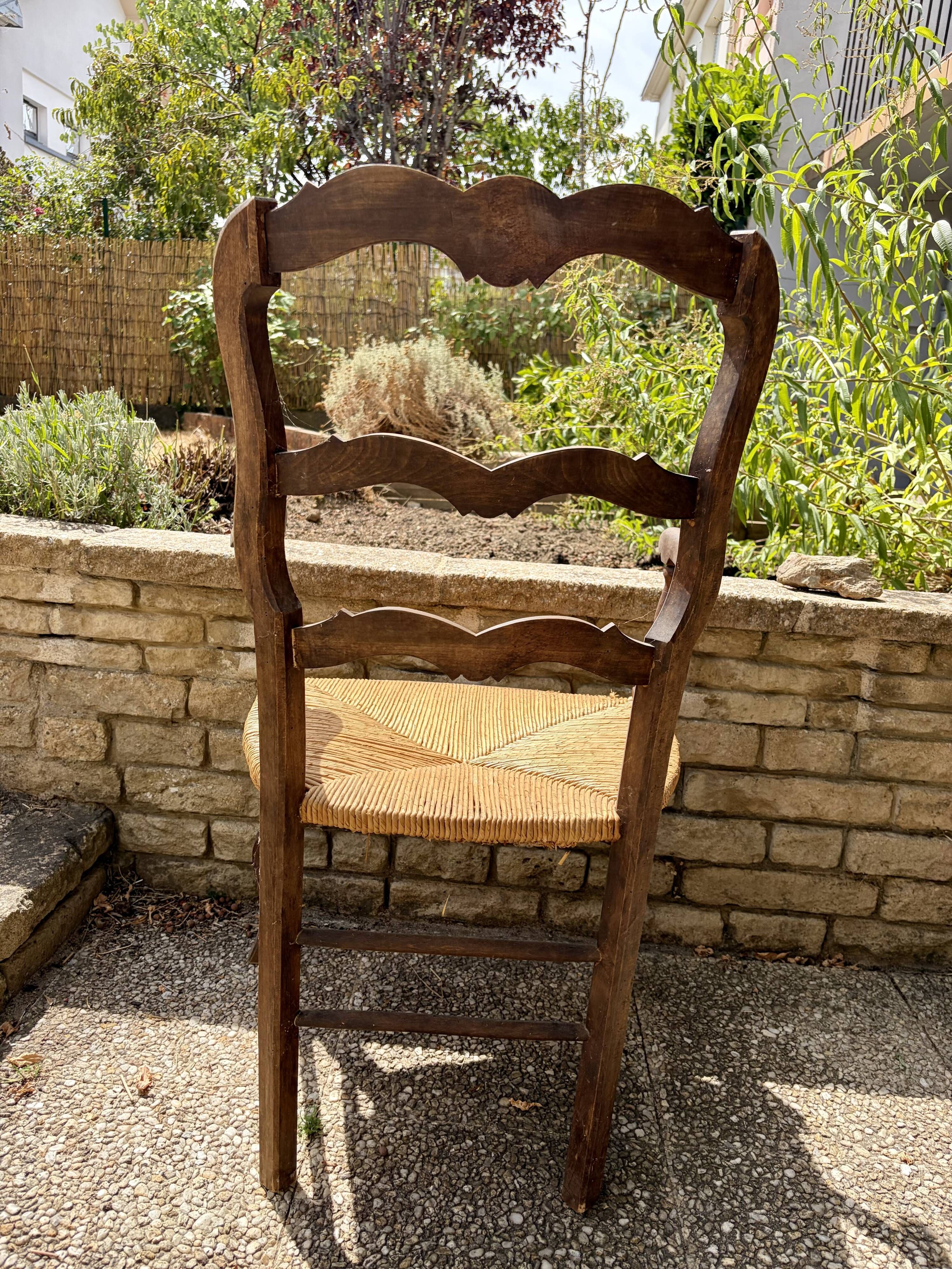 Antique Provençal armchair in wood with a straw seat.