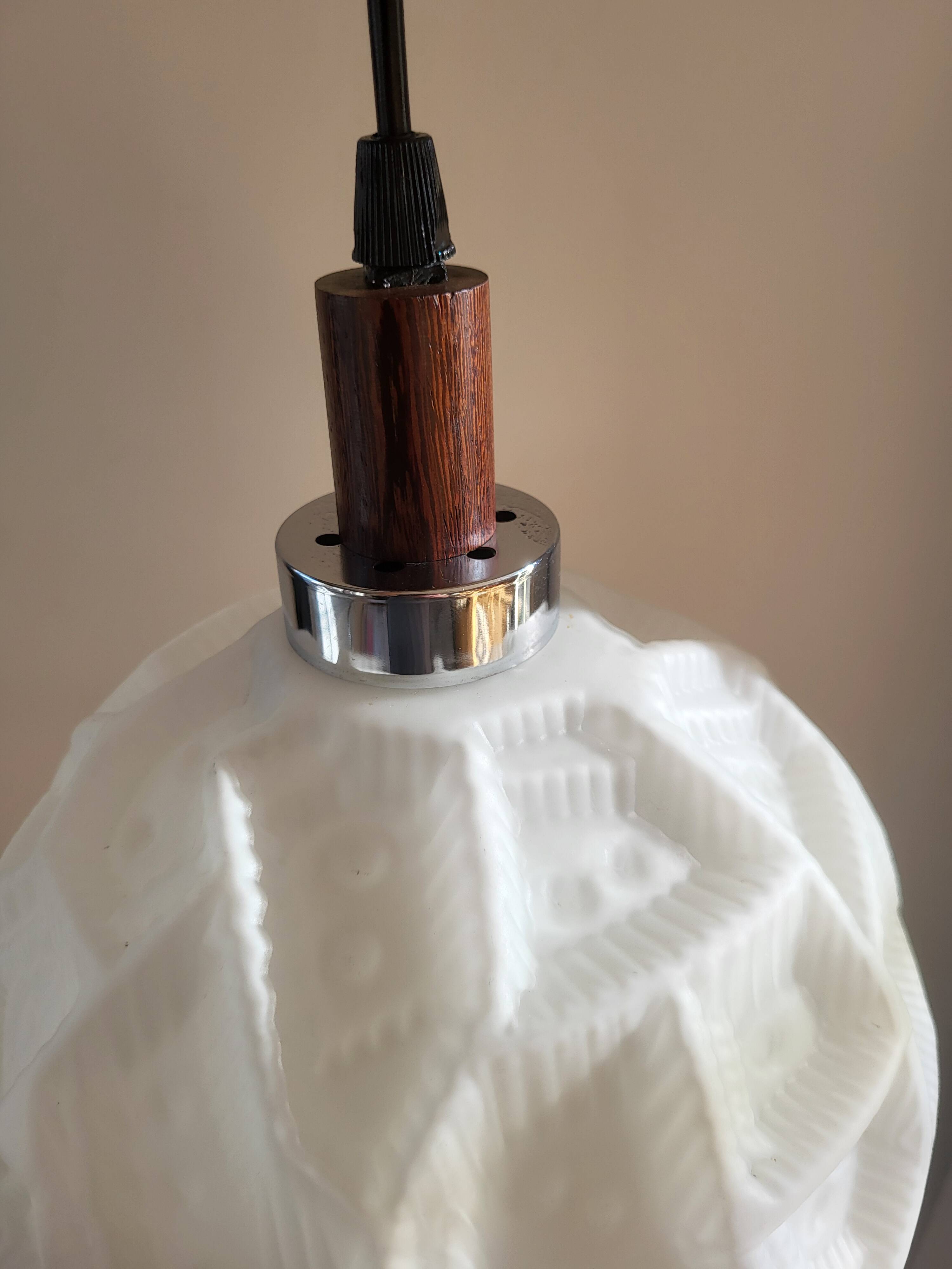 Lampe à suspension vintage, vermoedelijk Peill & Putzler, verre opalin avec relief