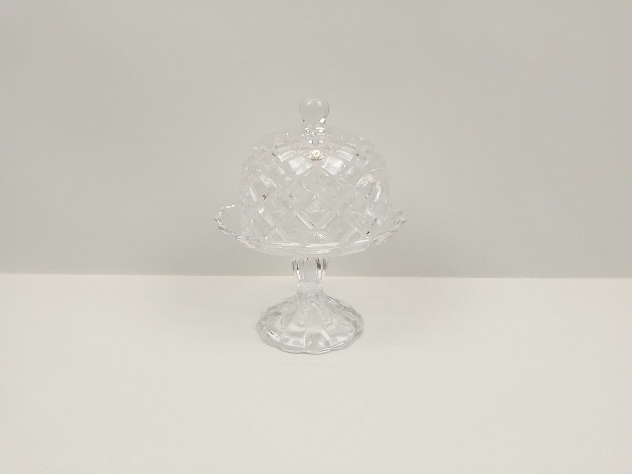 Display under bell in transparent glass patterns in relief