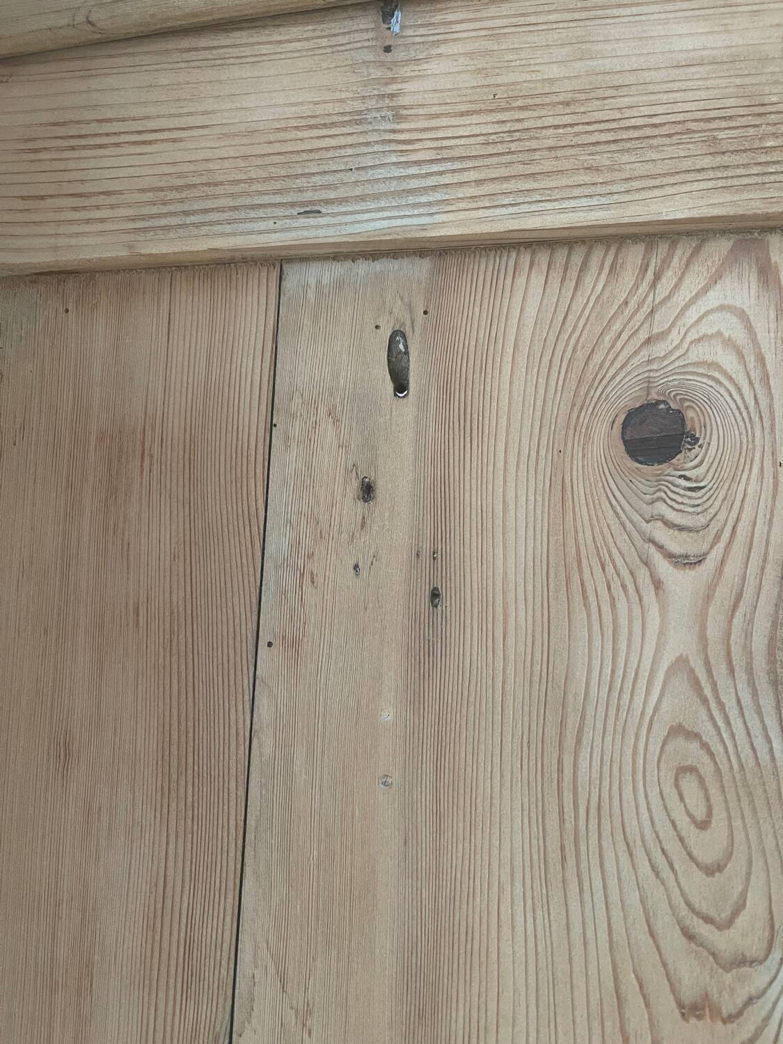 Raw wood bonnetière