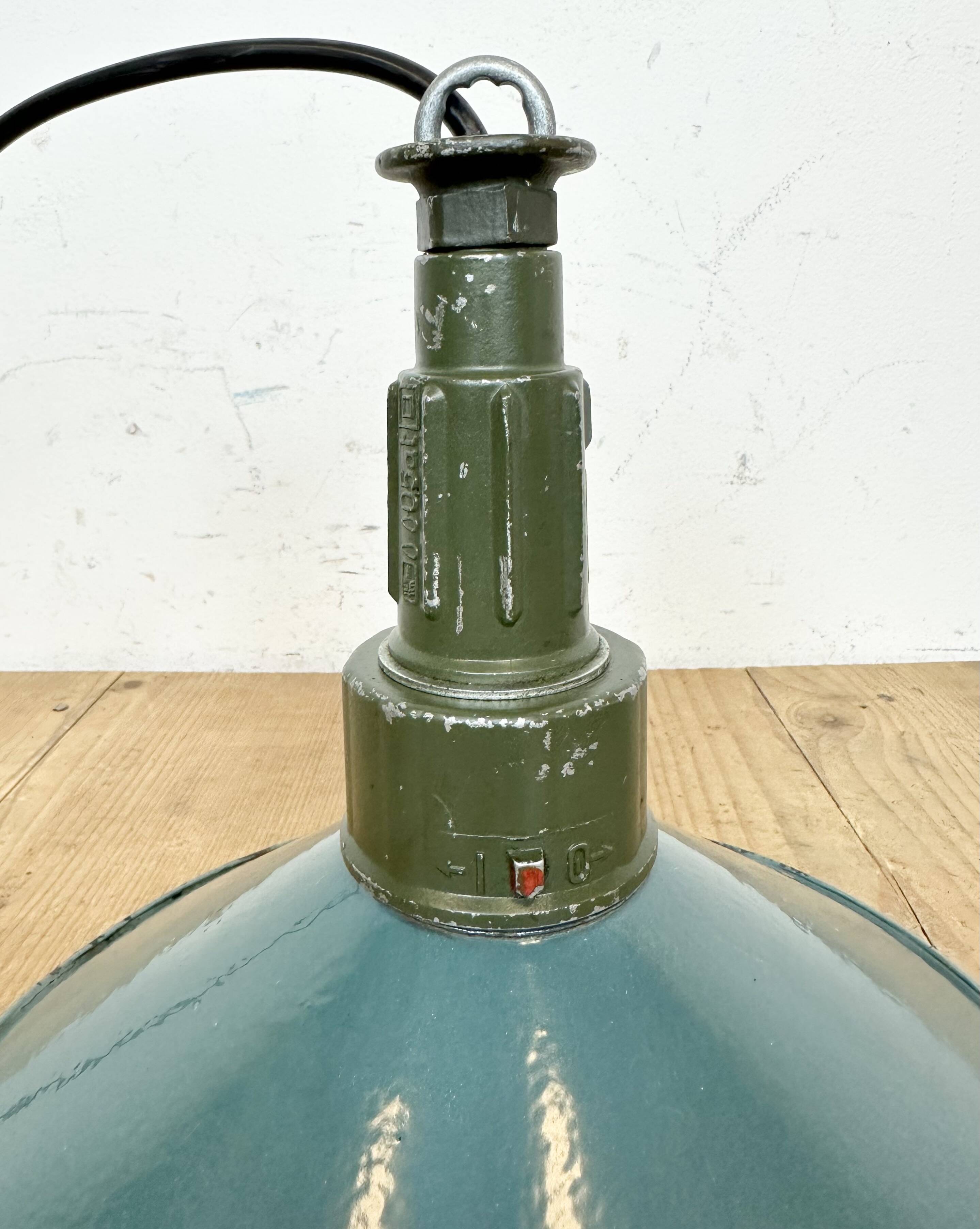 Industrial petrol enamel military pendant lamp with cast aluminium top, 1960s