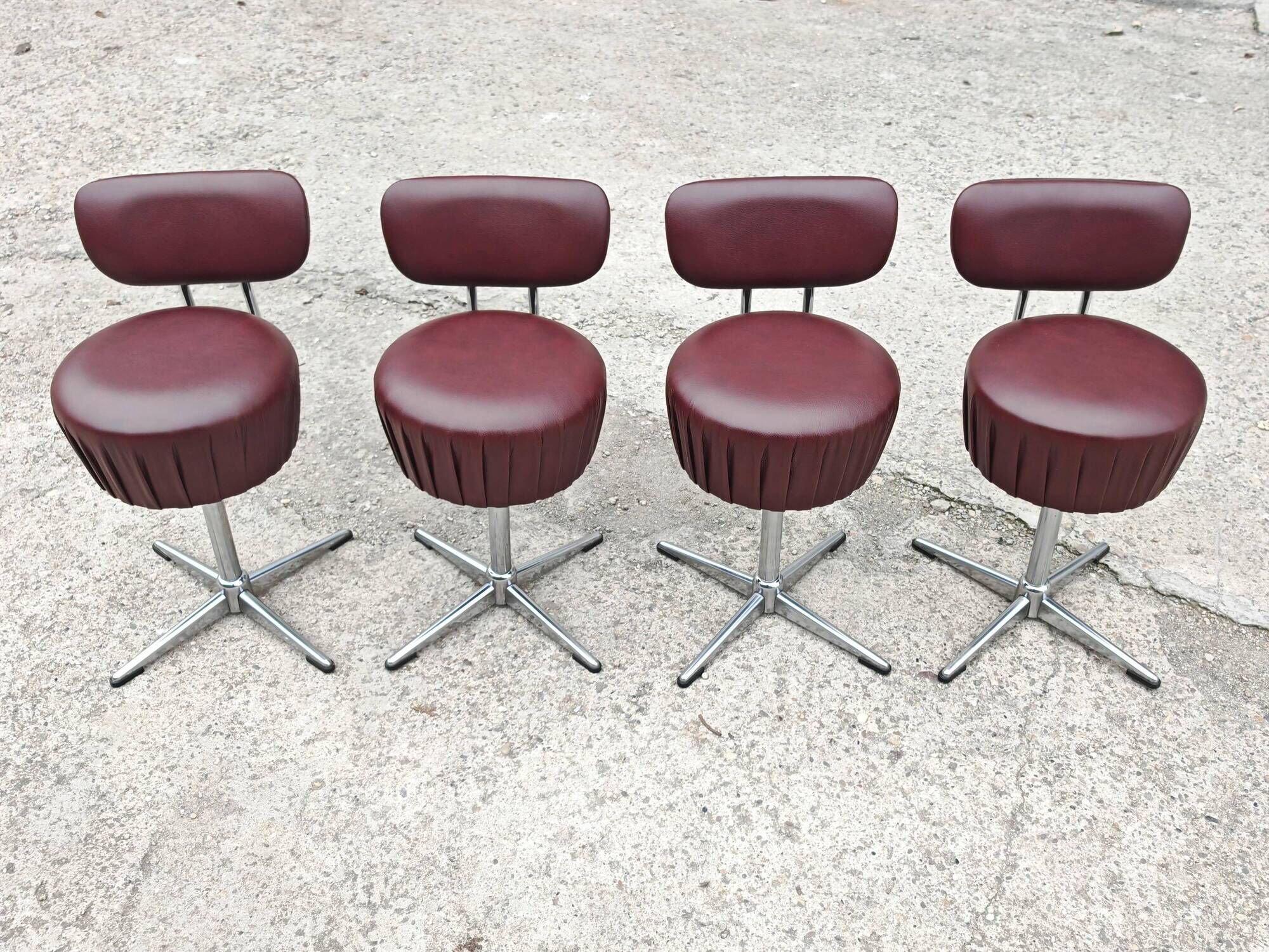 Set of 4 Mid Century Modern swivel chairs in tubular steel and leather.