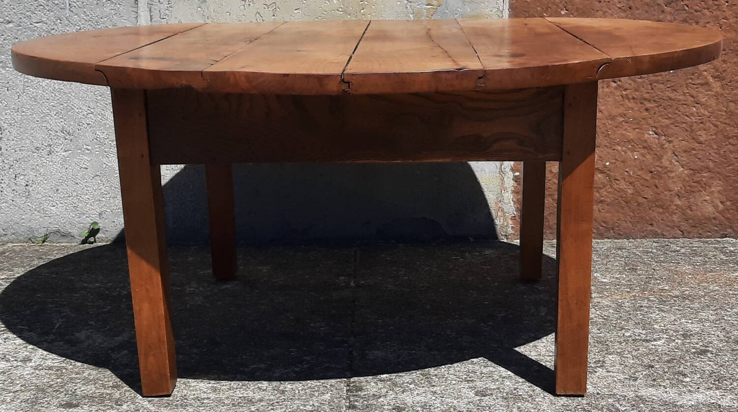 Folding coffee table.