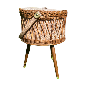 Travailleuse tripode boîte à couture en rotin bois et tissu rétro