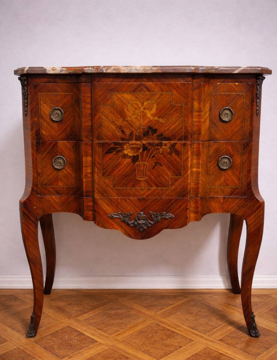Louis XV style commode with a projection in marquetry.