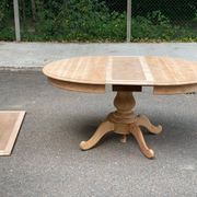 Table à manger ronde pied central extensible décapée en noyer massif 2 rall