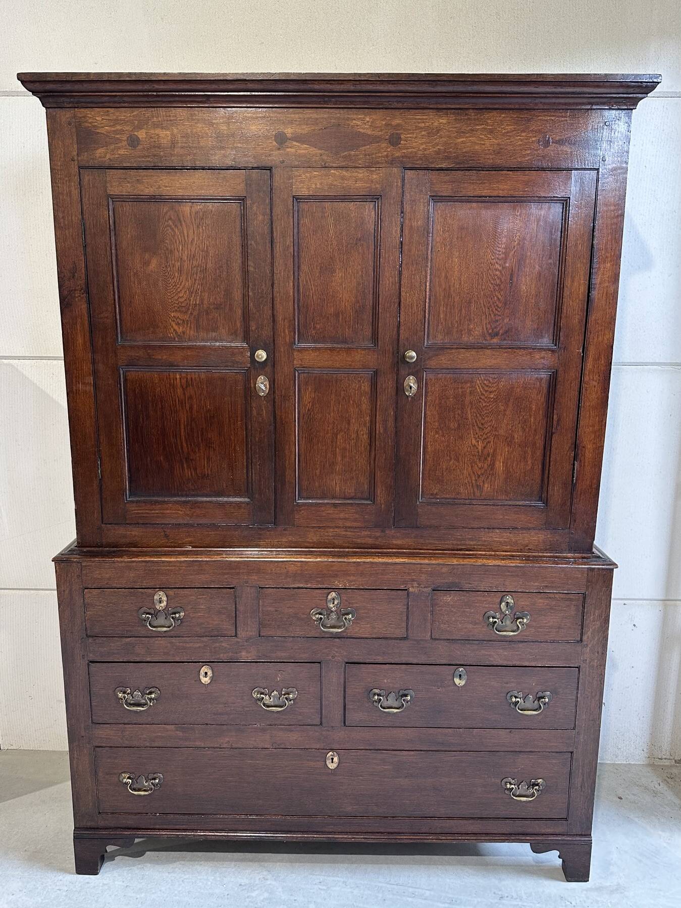 Beautiful 18th-century Welsh oak cabinet