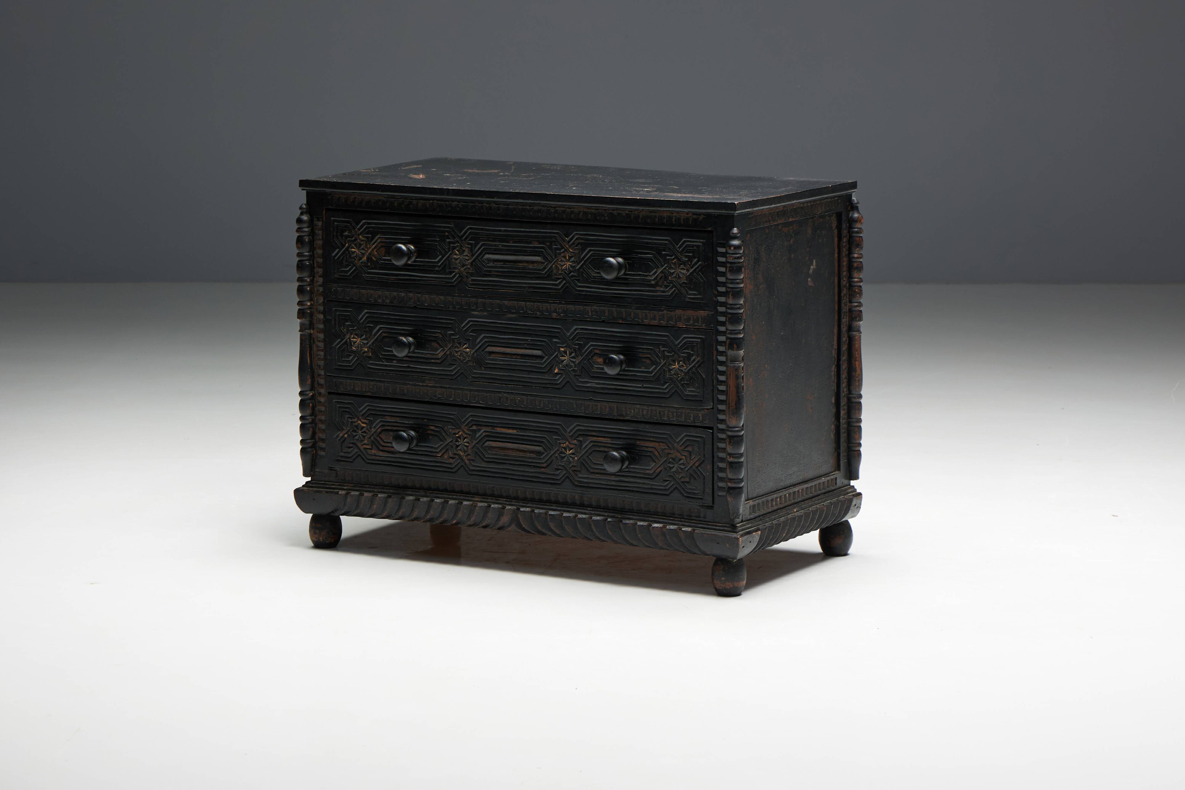 Commode à Tiroirs en Chêne Sculpté à la Main, France, 18ème Siècle