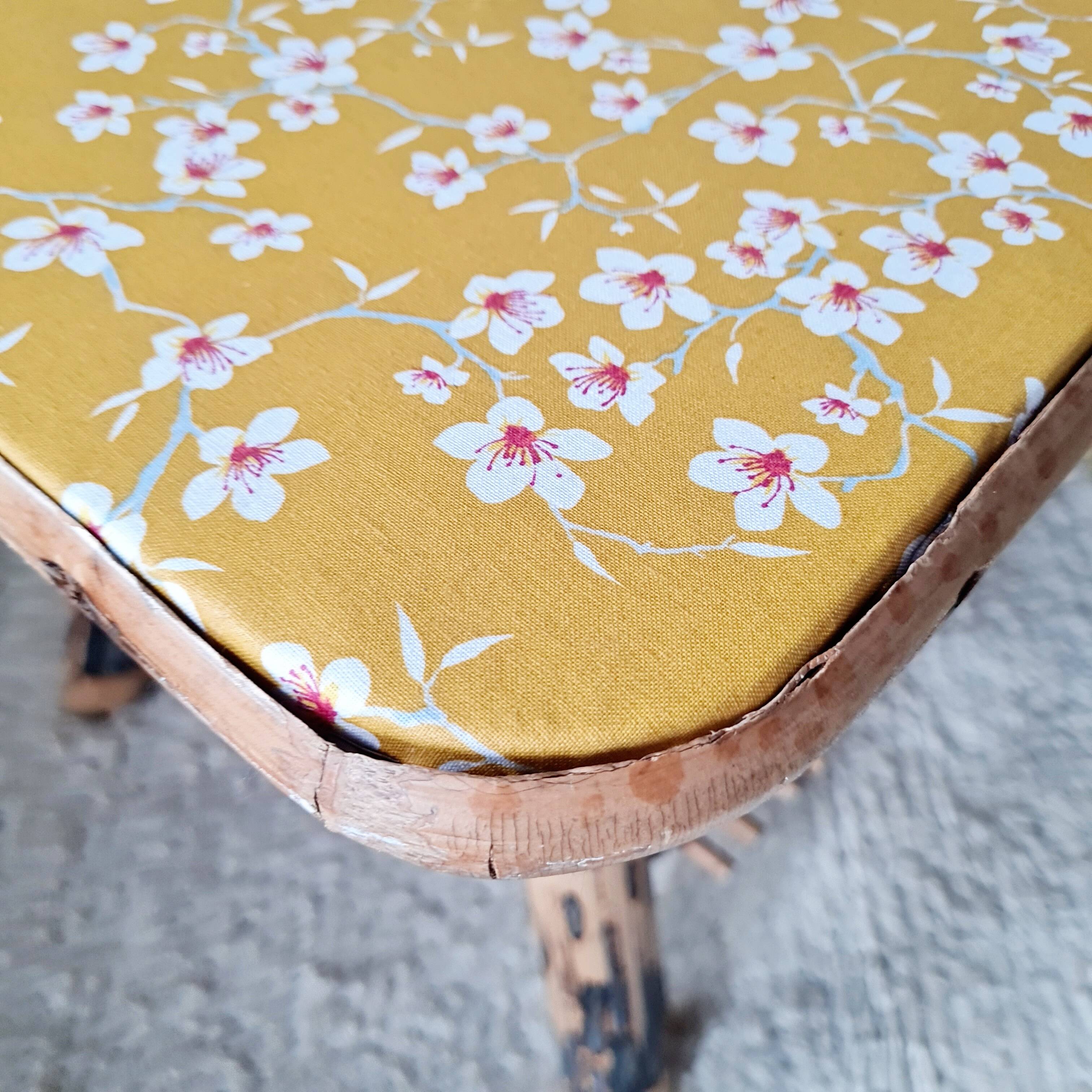 Table basse en rotin plateau tissu fleuri jaune