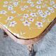 Table basse en rotin plateau tissu fleuri jaune