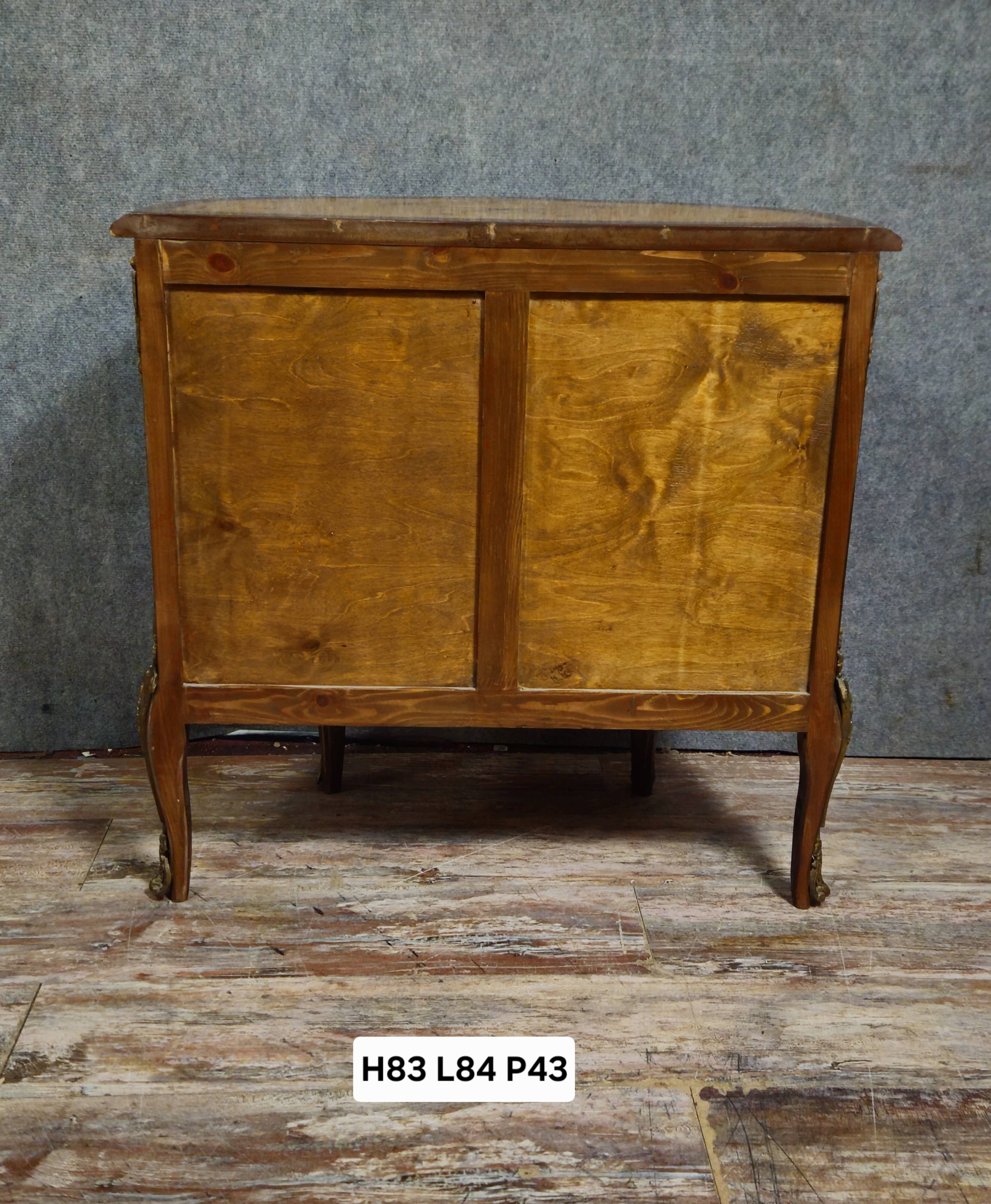Commode demi-lune de style Louis XV en marqueterie et décors de bronze