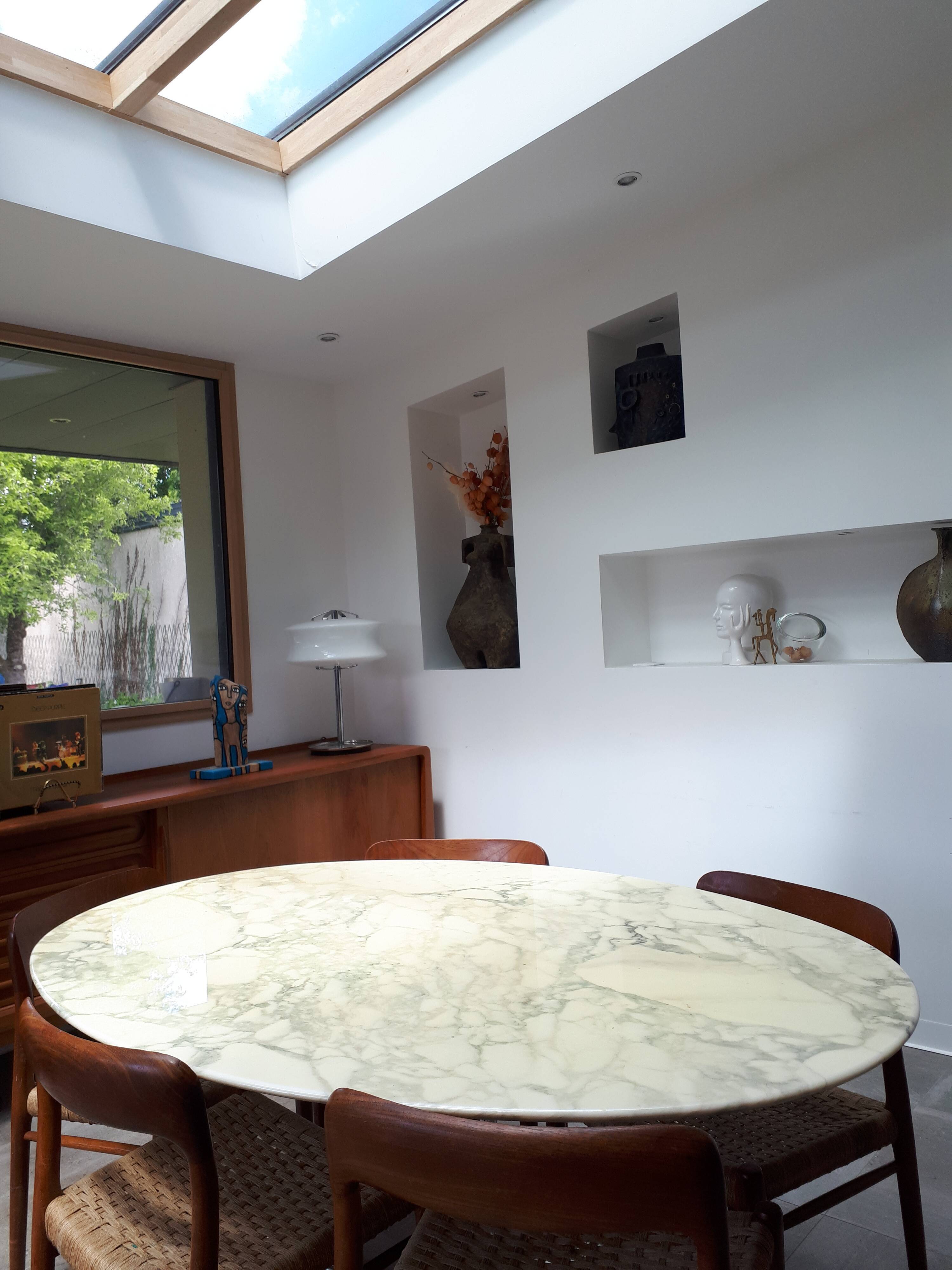 Marble table of the 70s at Roche Bobois