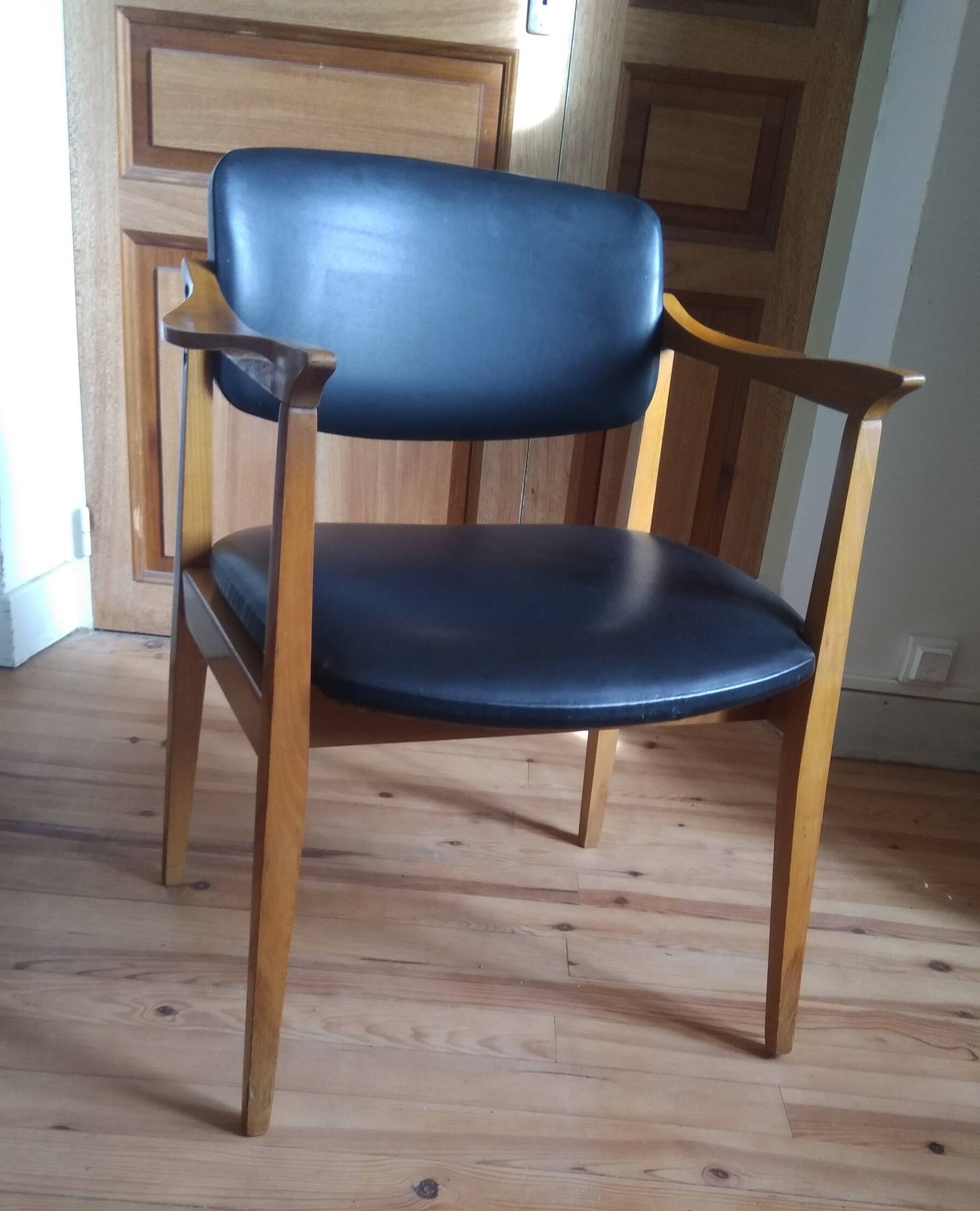 Large Scandinavian office armchair