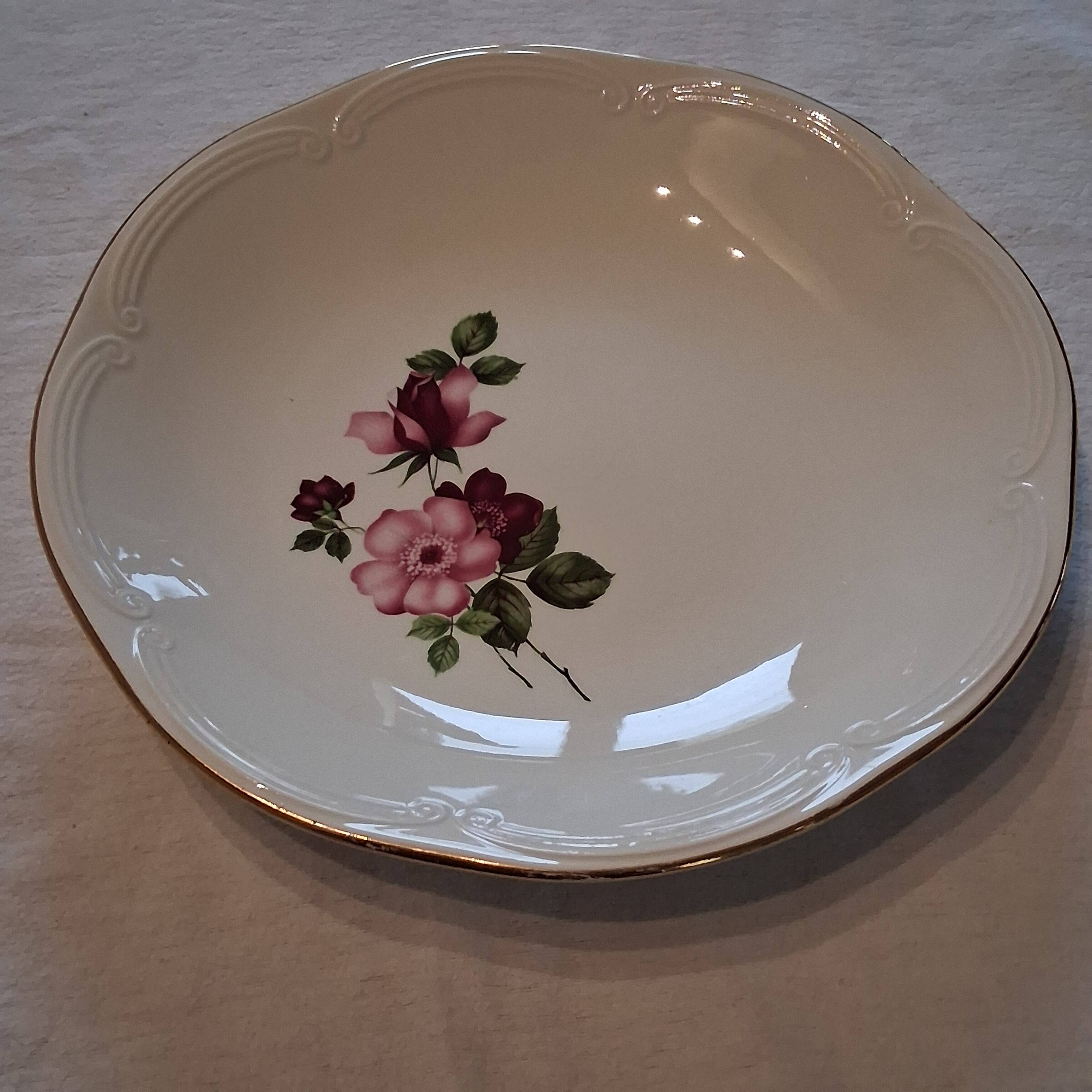 Very nice round serving dish from Gien model "Chinon" in very good condition.