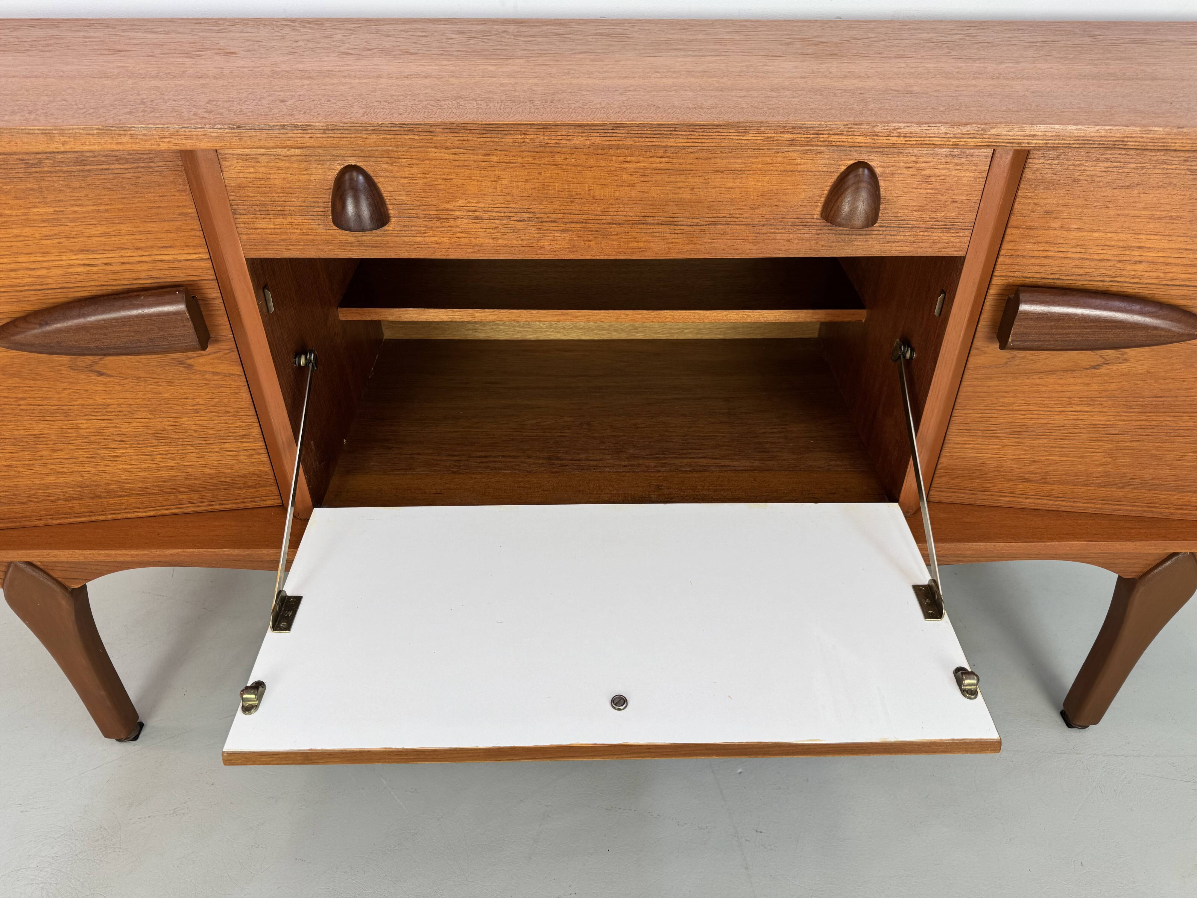 Buffet unique de style art déco des années 60 avec poignées en palissandre.