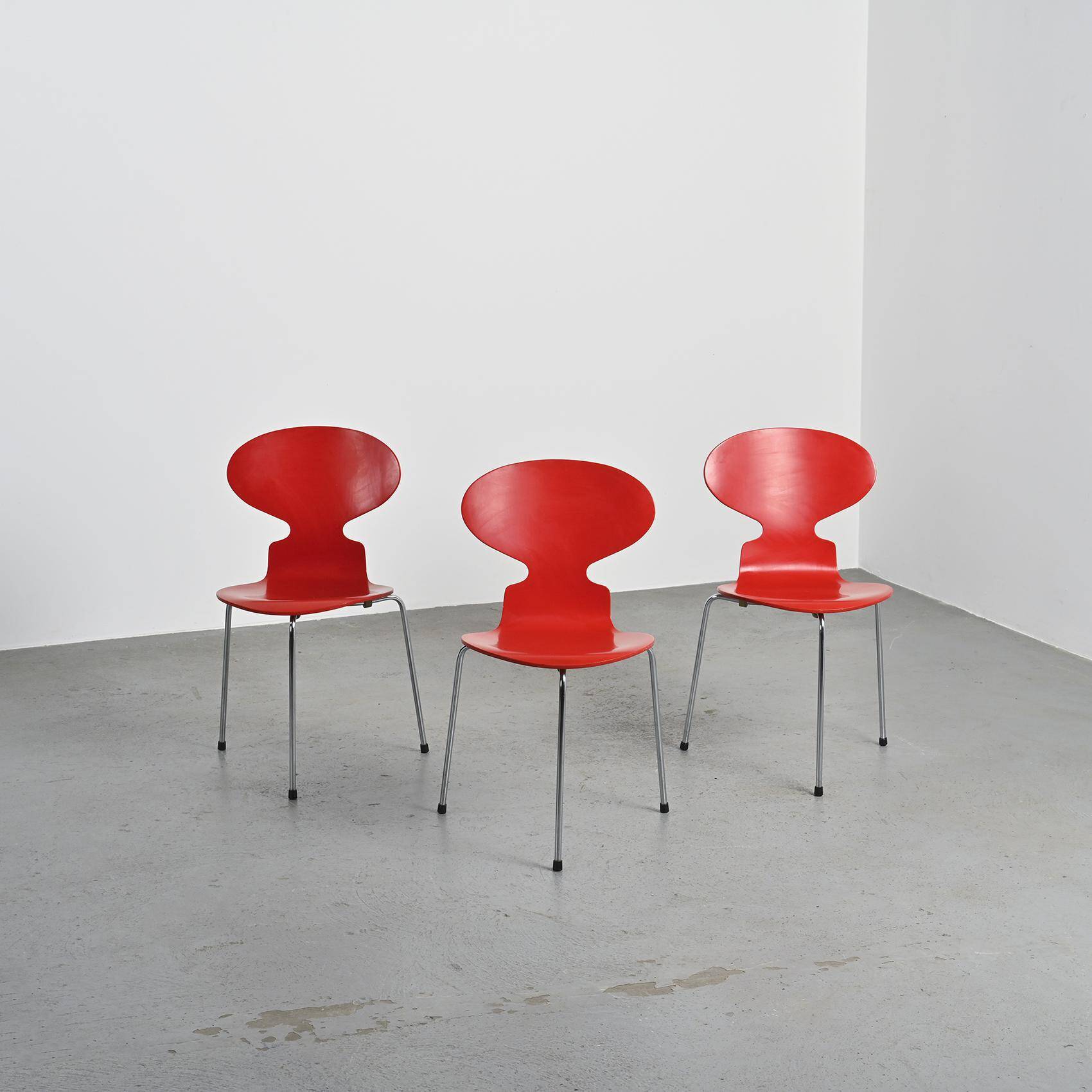 Ensemble de trois chaises "Fourmi", Arne Jacobsen, 1974