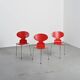 Ensemble de trois chaises "Fourmi", Arne Jacobsen, 1974