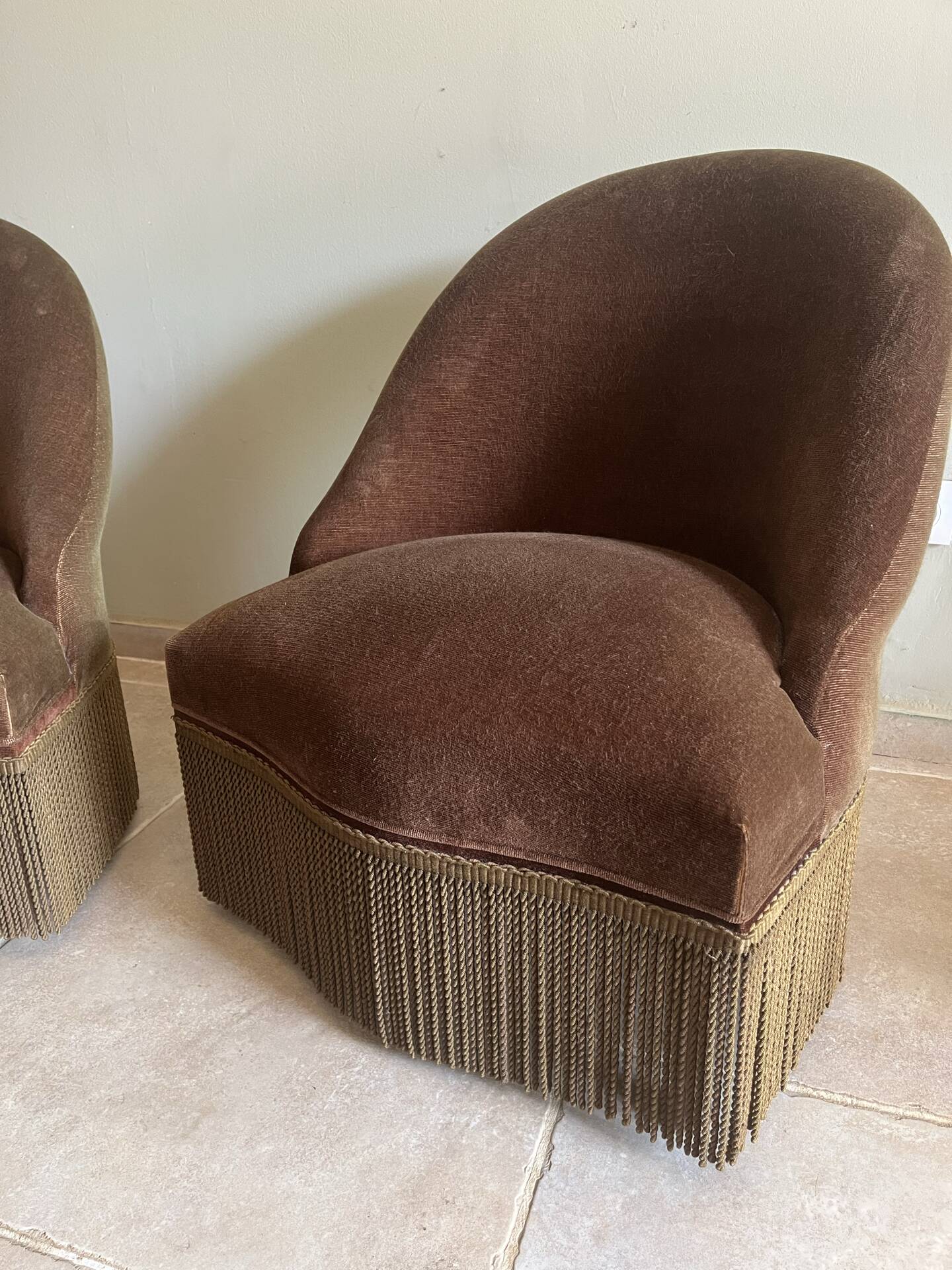 Paire de fauteuils crapaud vintage en velours brun tabac à franges
