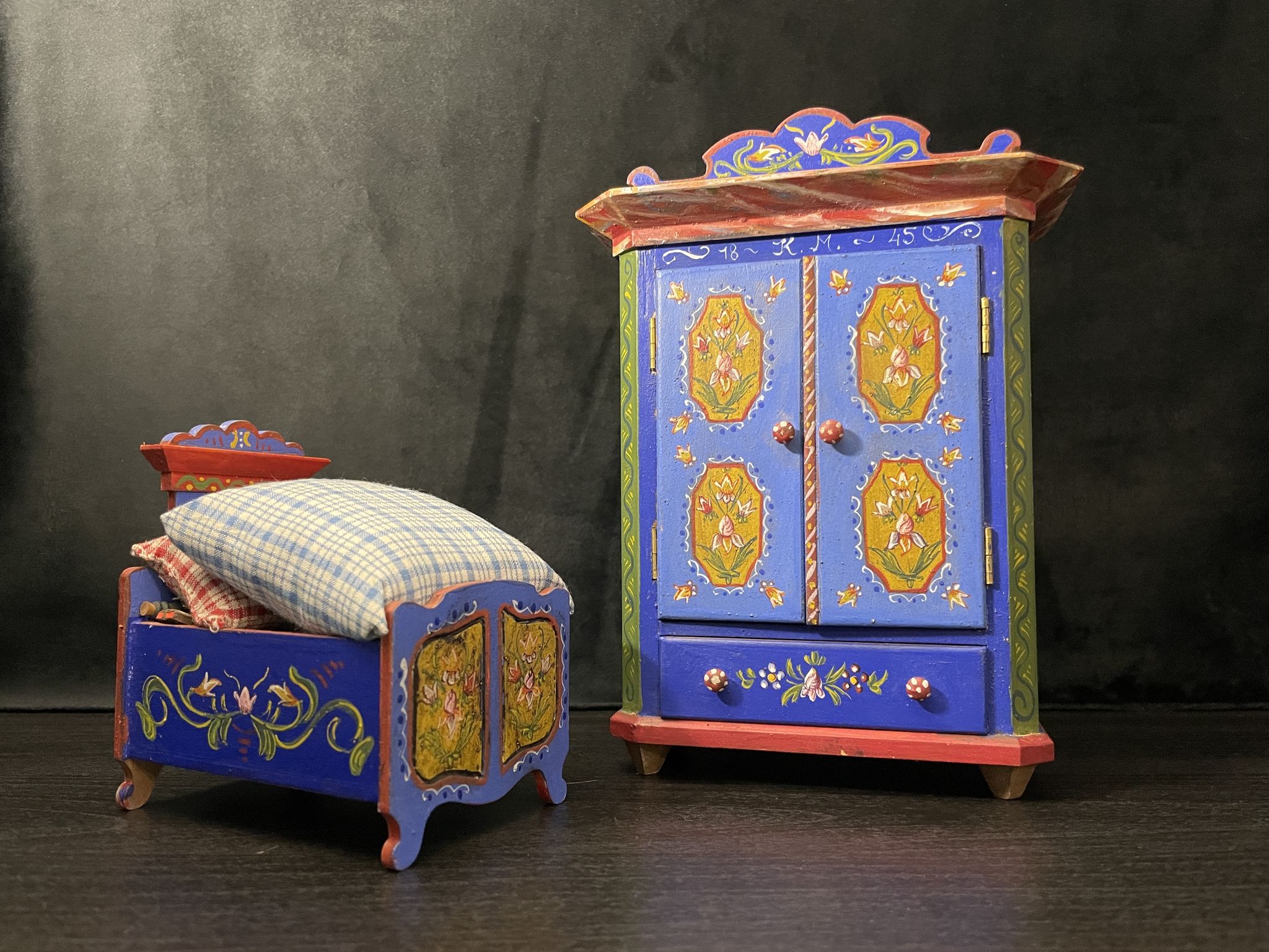 Ensemble garde-robe et lit miniatures tyroliens