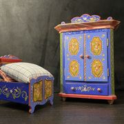 Ensemble garde-robe et lit miniatures tyroliens