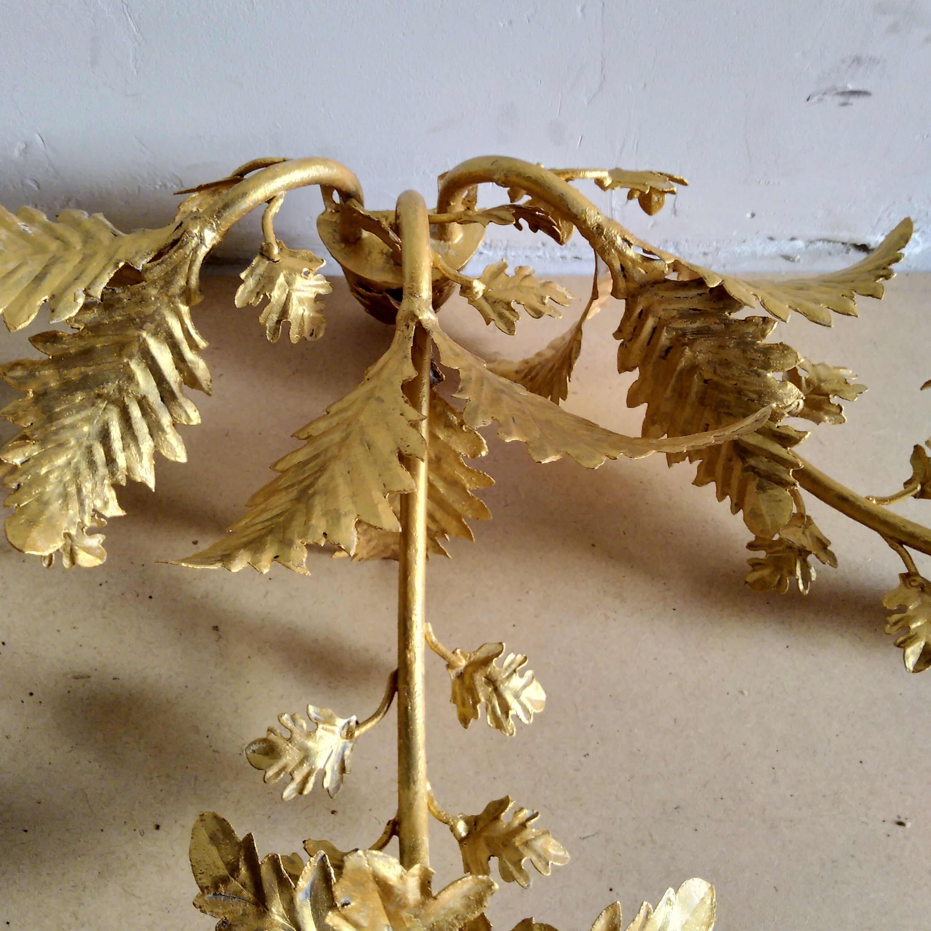 Applies three branches in gilded iron