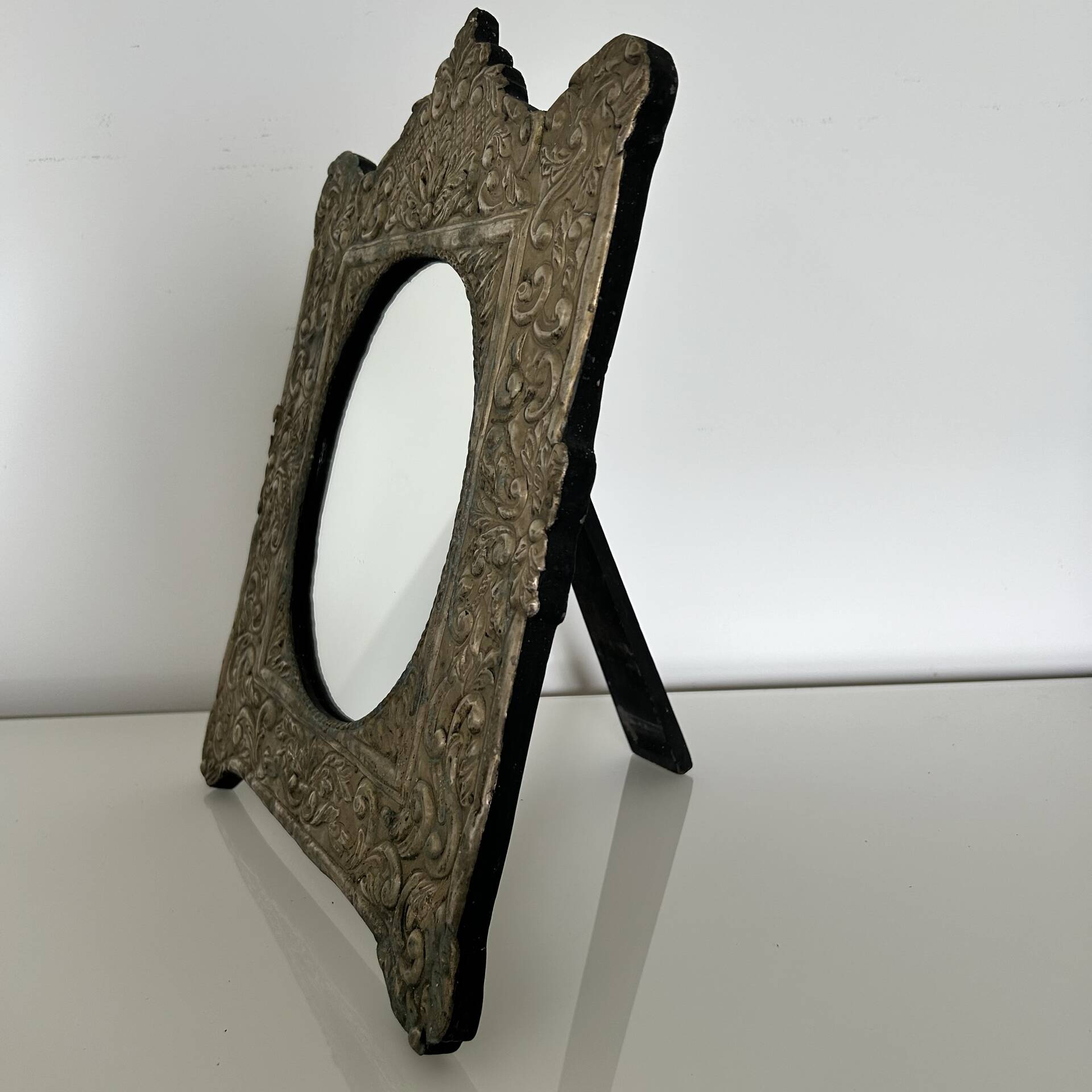 Baroque mirror in repoussé brass