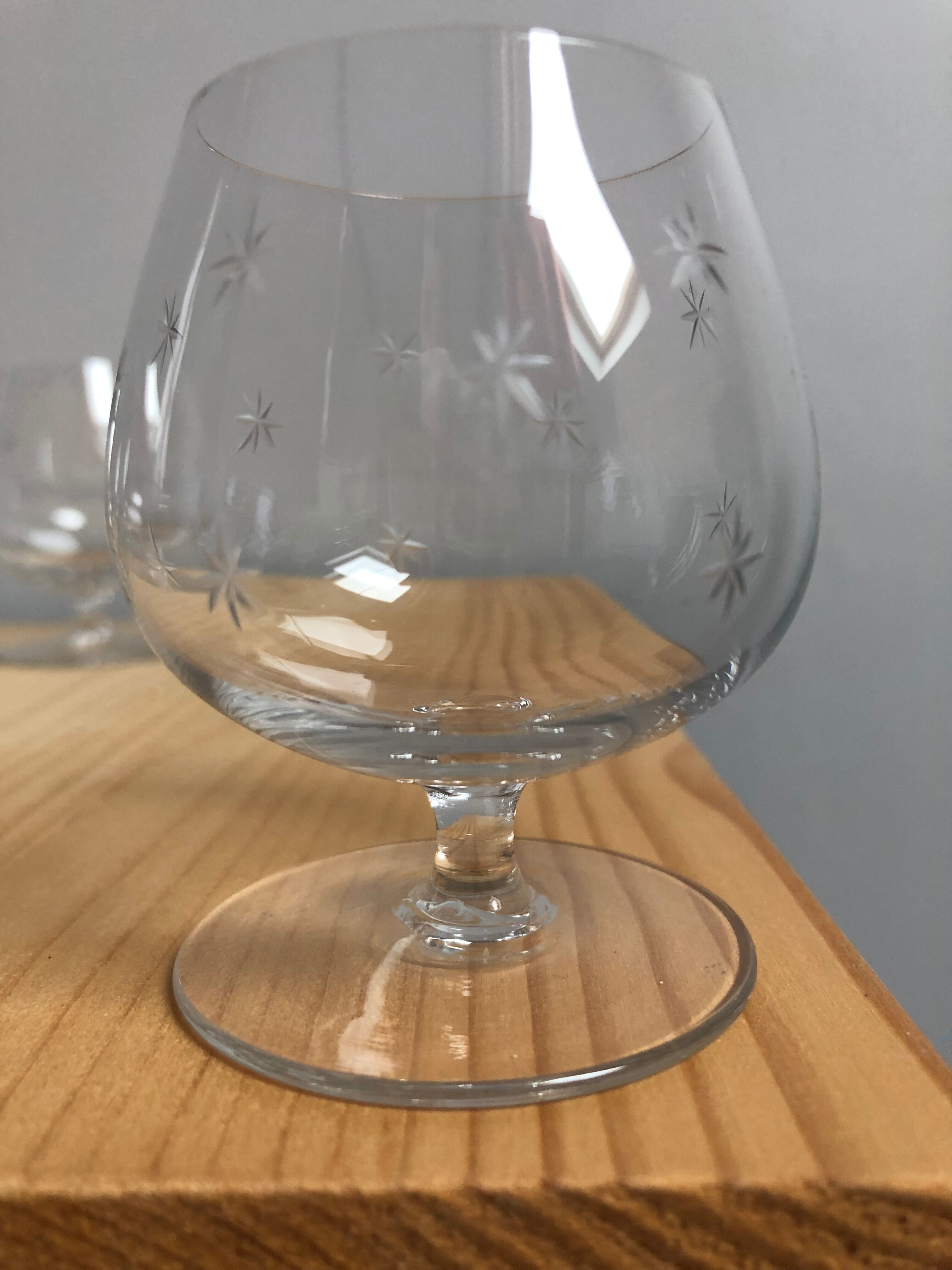 6 glasses on foot in chissed crystal