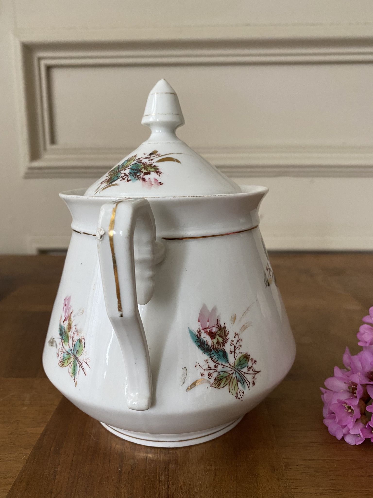Pot et son couvercle en céramique à fleurs