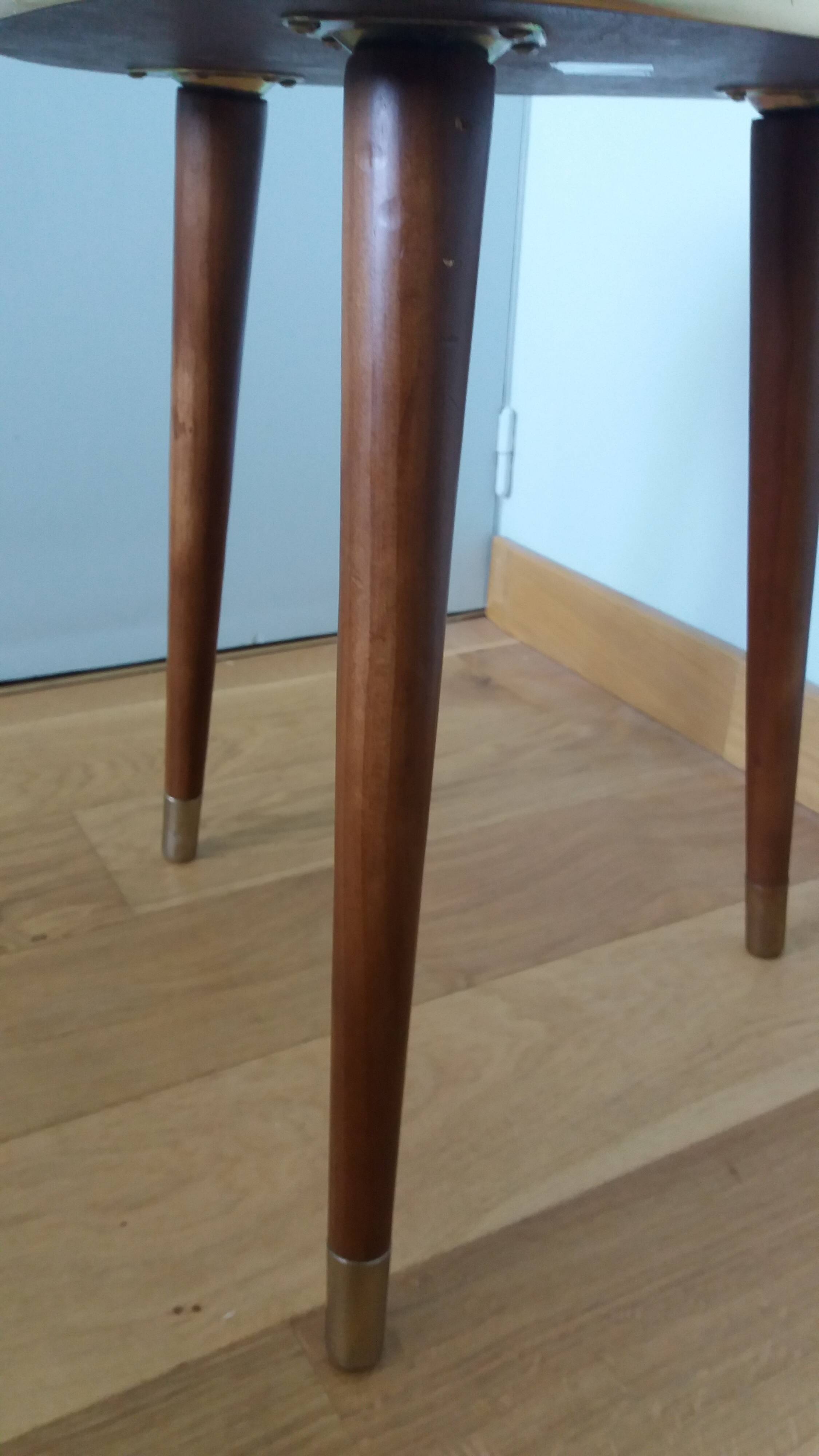 Table basse bout de canapé tripode forme médiator pieds fuselés compas
