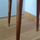 Table basse bout de canapé tripode forme médiator pieds fuselés compas