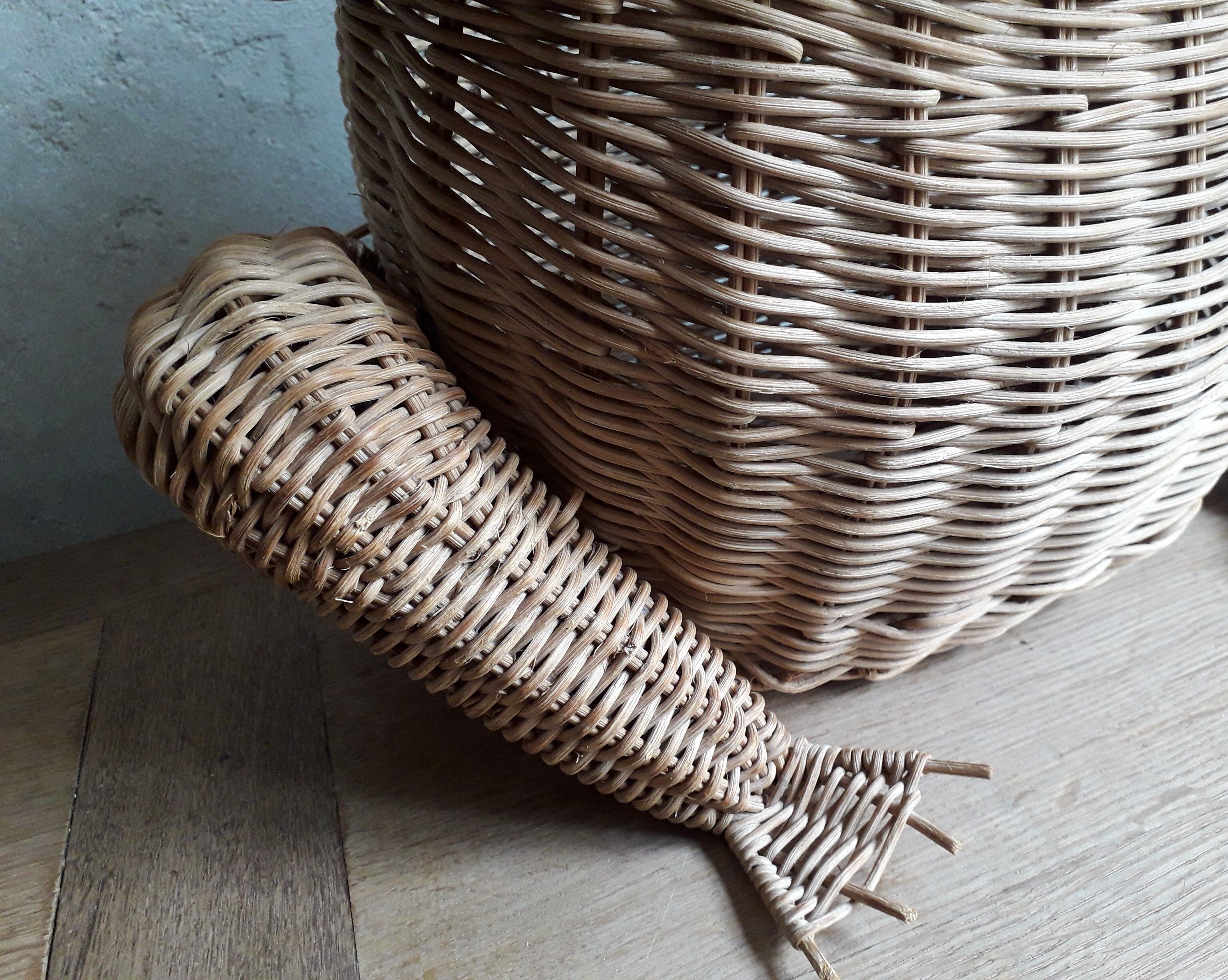 Frog in rattan magazine holder