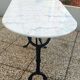 Table en marbre ovale blanche et noire, piètement fer forgé