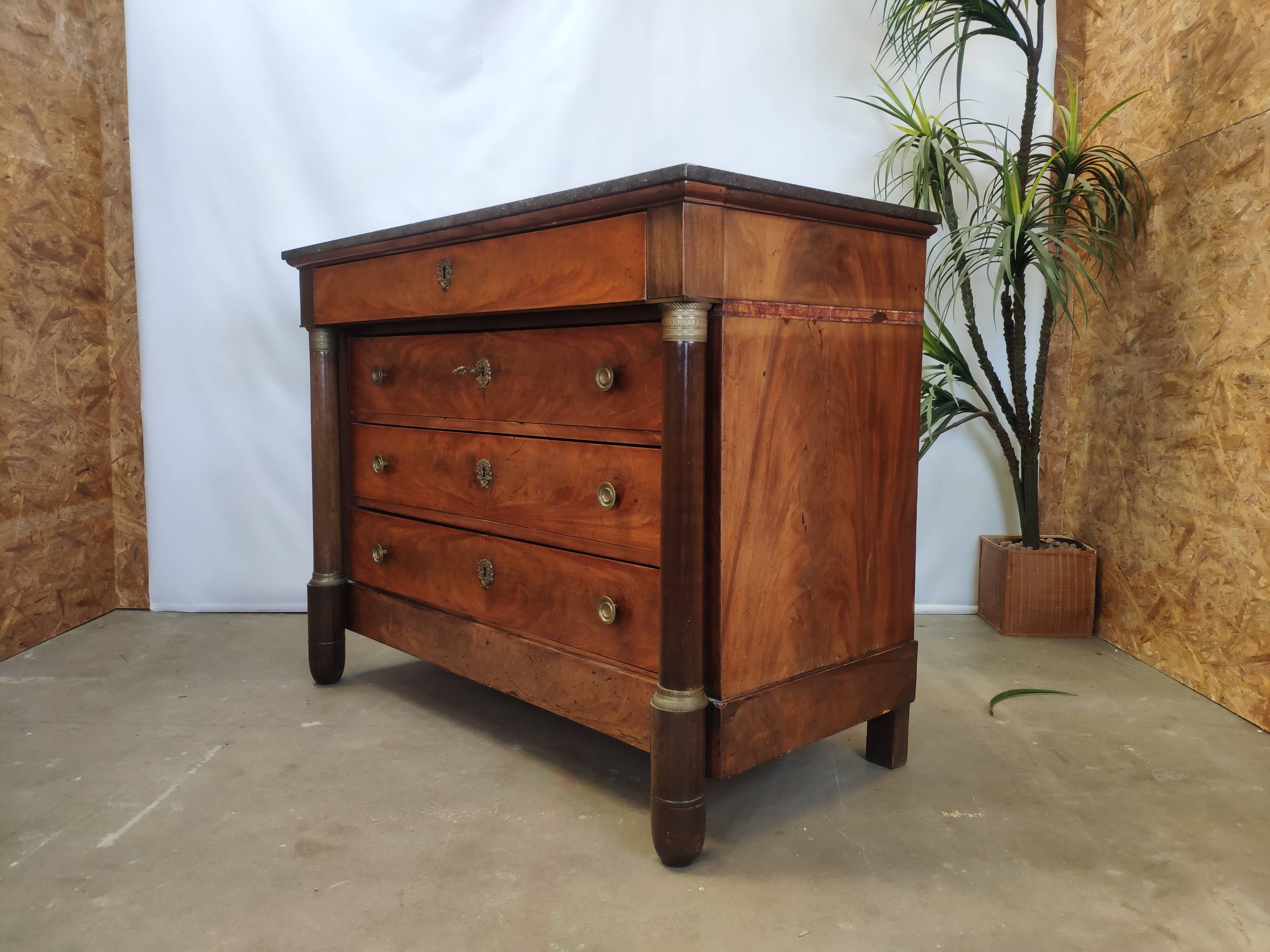 Commode empire à colonnes