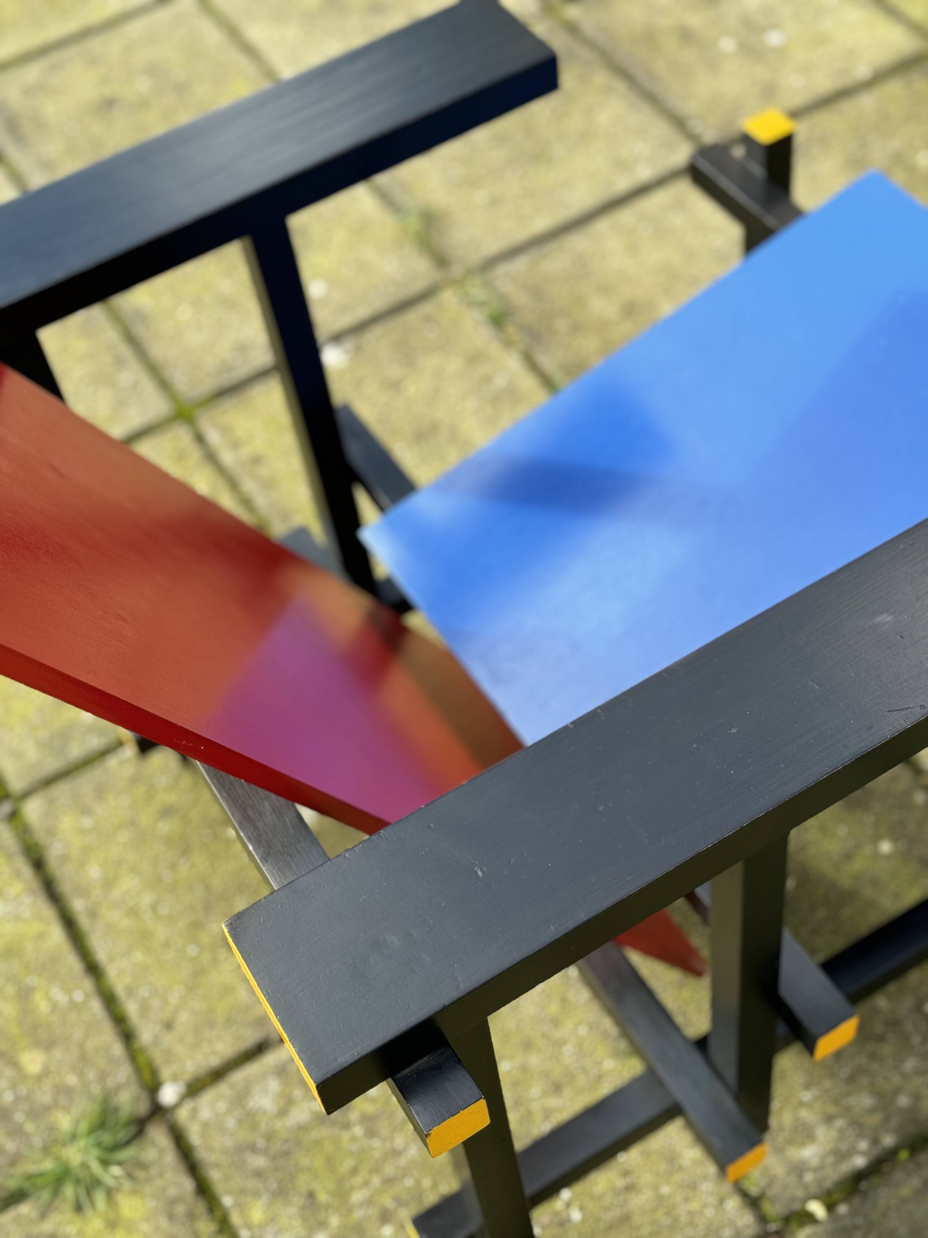 Reproduction de chaise rouge et bleue Rietveld