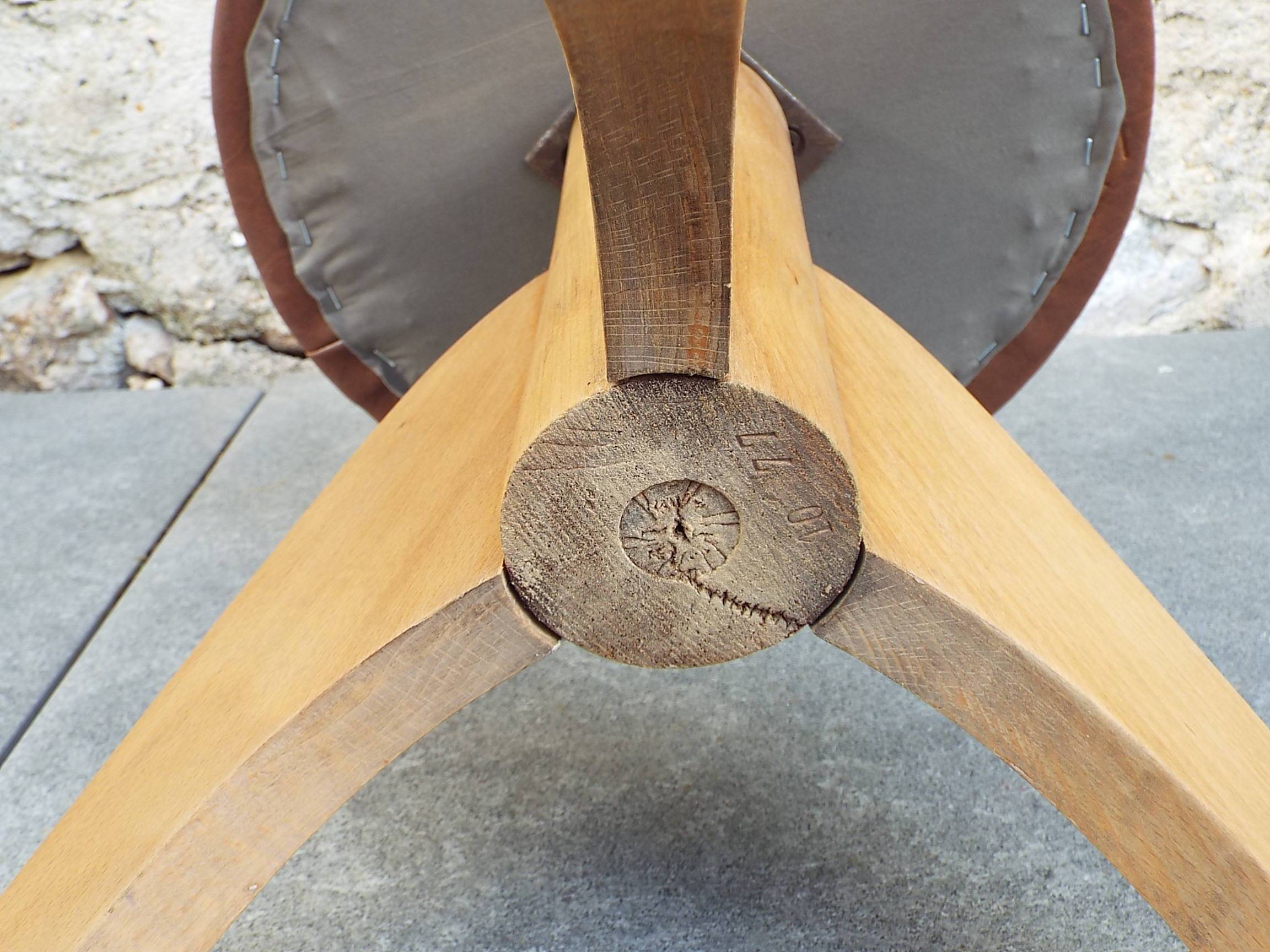 Adjustable piano stool