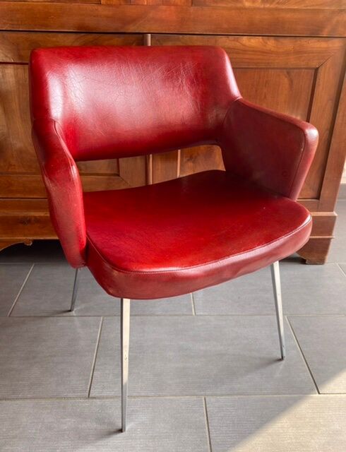 Fauteuil rouge années 60 en skaï