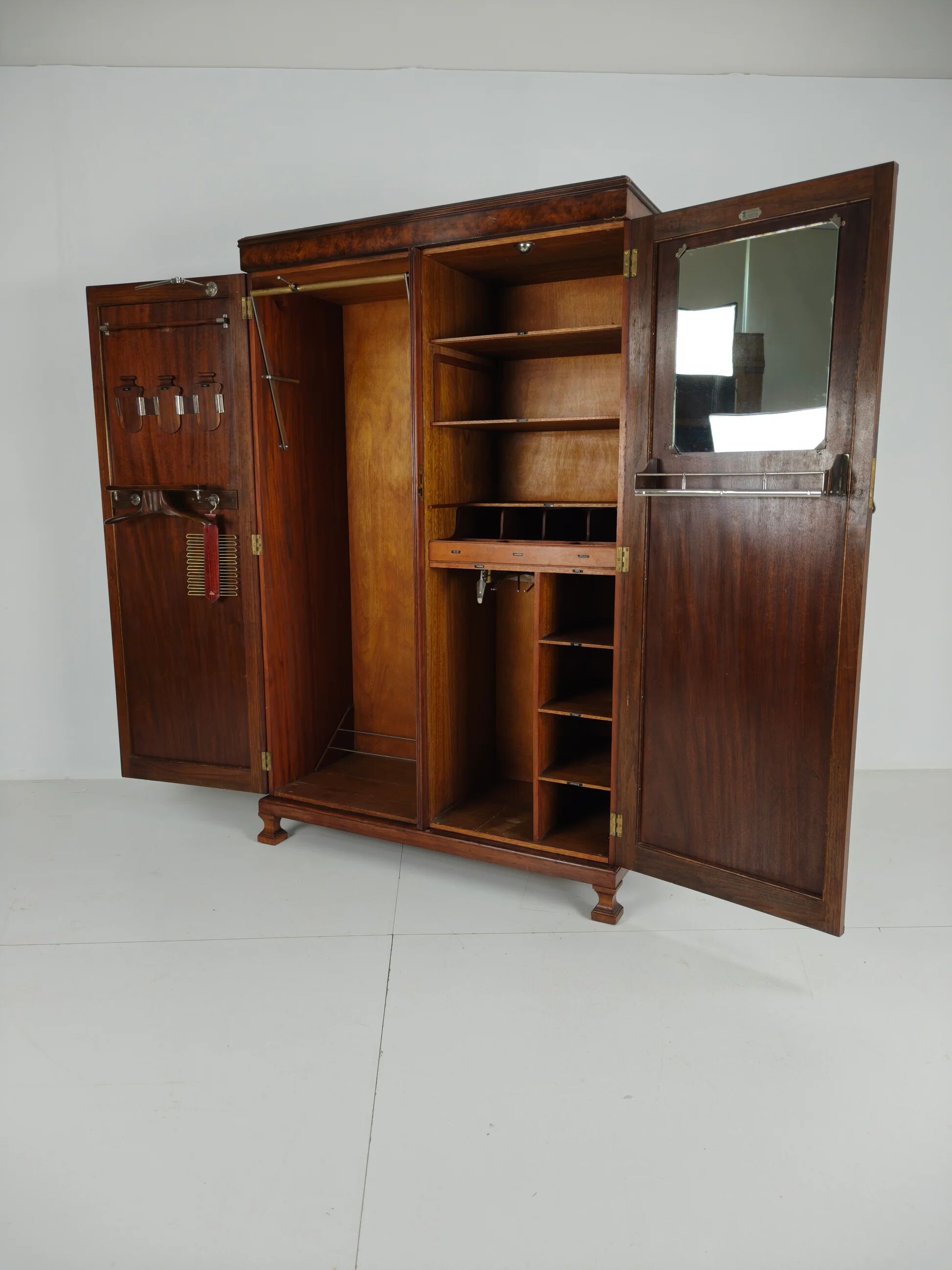 Superbe armoire anglaise Art Déco en loupe de noyer signée Waring & Gillow – vers 1900-1932